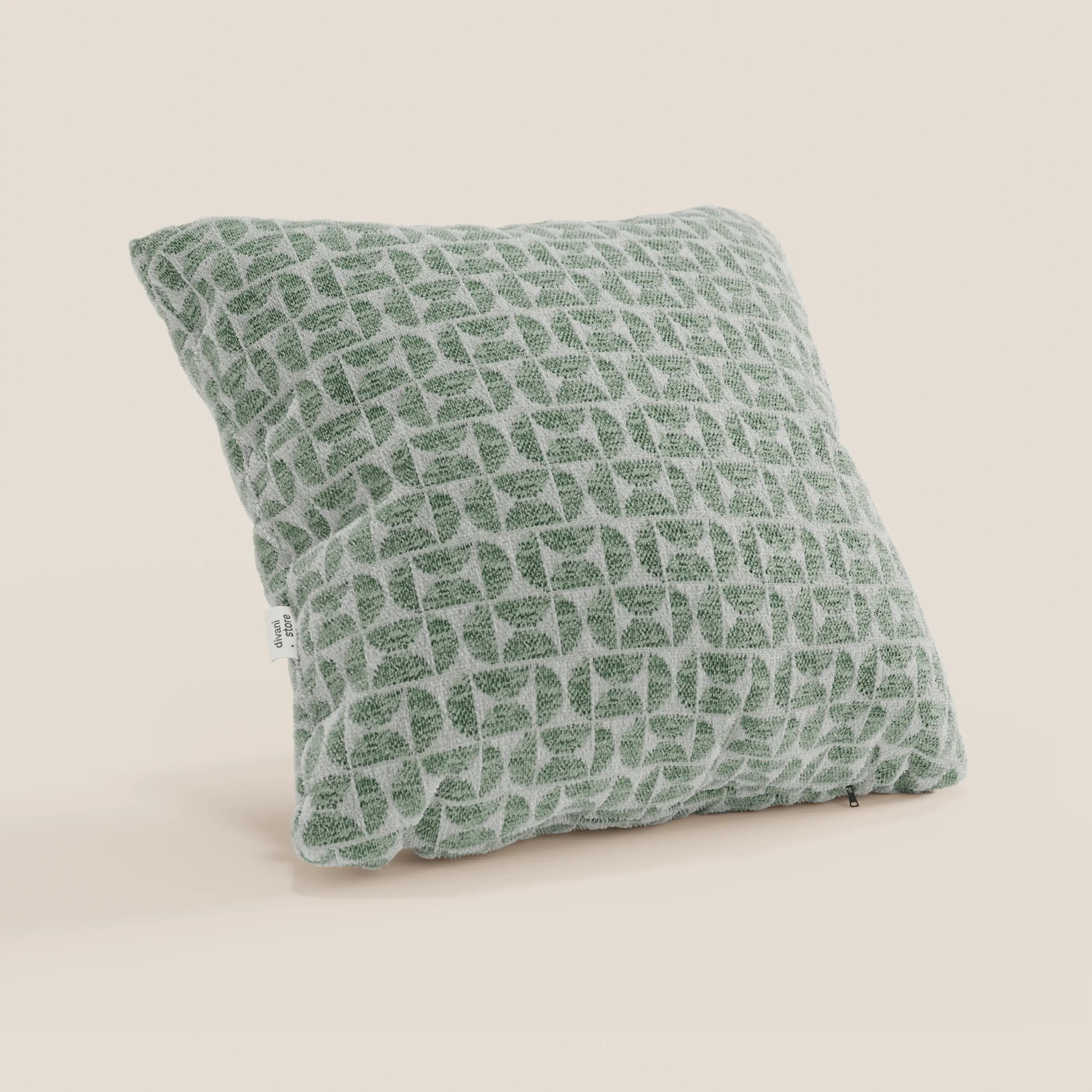 Il cuscino Naxos Decoro 45x45 in lino di Divani.Store presenta un elegante motivo geometrico nei toni del verde tenue e del bianco con forme intrecciate, tessuto testurizzato e una piccola etichetta bianca sul lato sinistro.