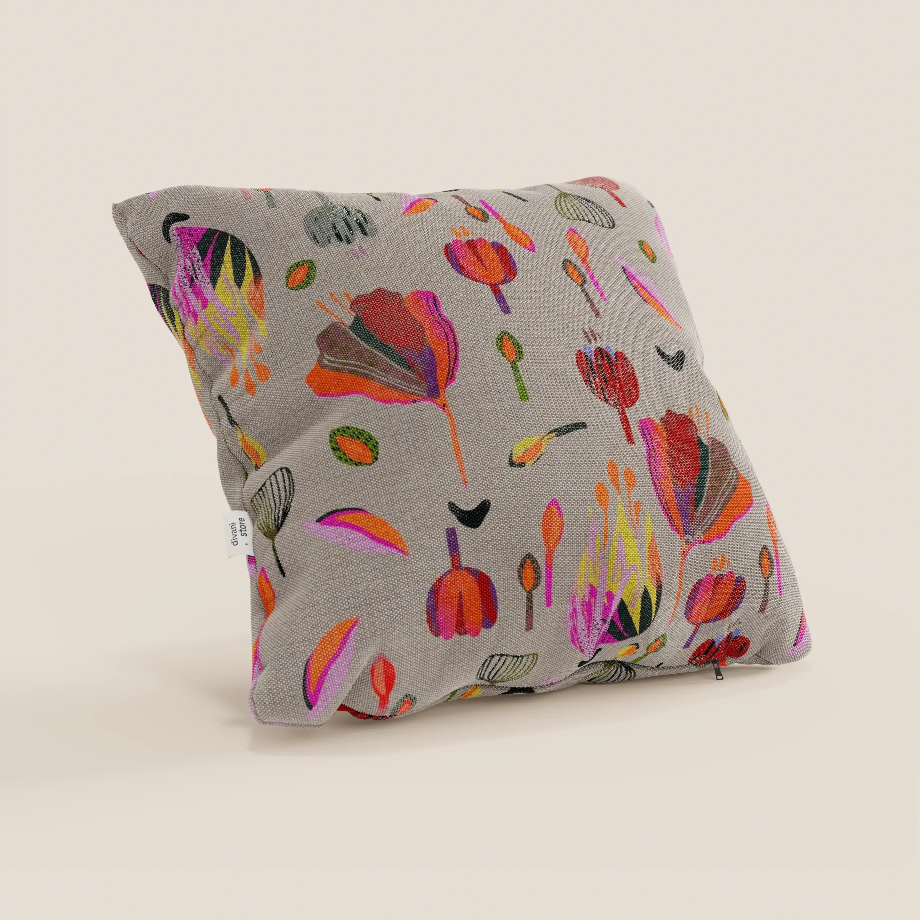 Il cuscino Joy di Divani.Store, 45x45 cm, presenta un rivestimento in cotone impermeabile grigio chiaro con un vivace motivo floreale ricamato in rosso, arancione, rosa, giallo e nero. Il cuscino quadrato è raffigurato ad angolo su uno sfondo chiaro.