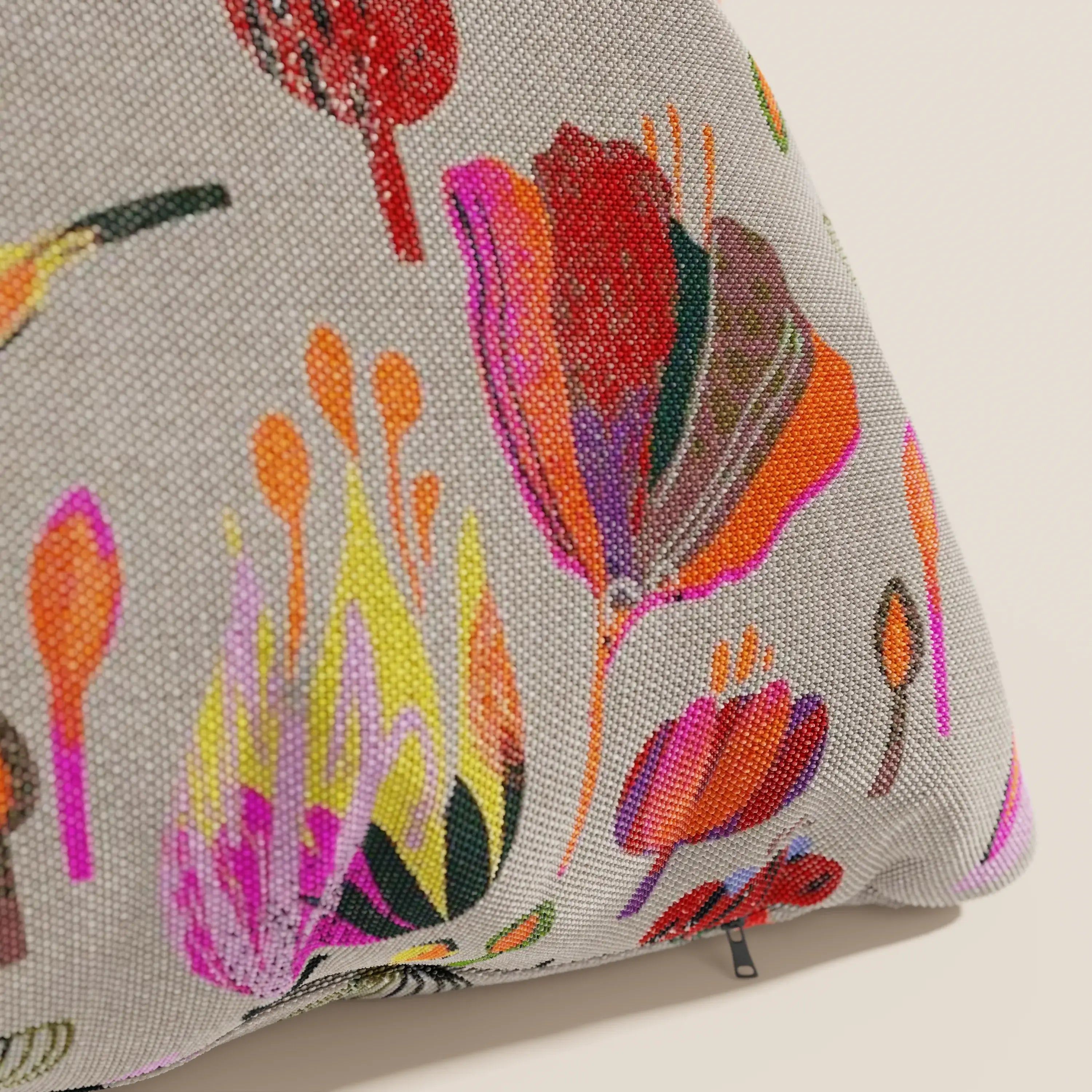 Primo piano del cuscino Joy 45x45 cm di Divani.Store, in fresco cotone impermeabile grigio con motivo floreale astratto multicolore e cerniera nera a vista sul fondo, della collezione fantasie.