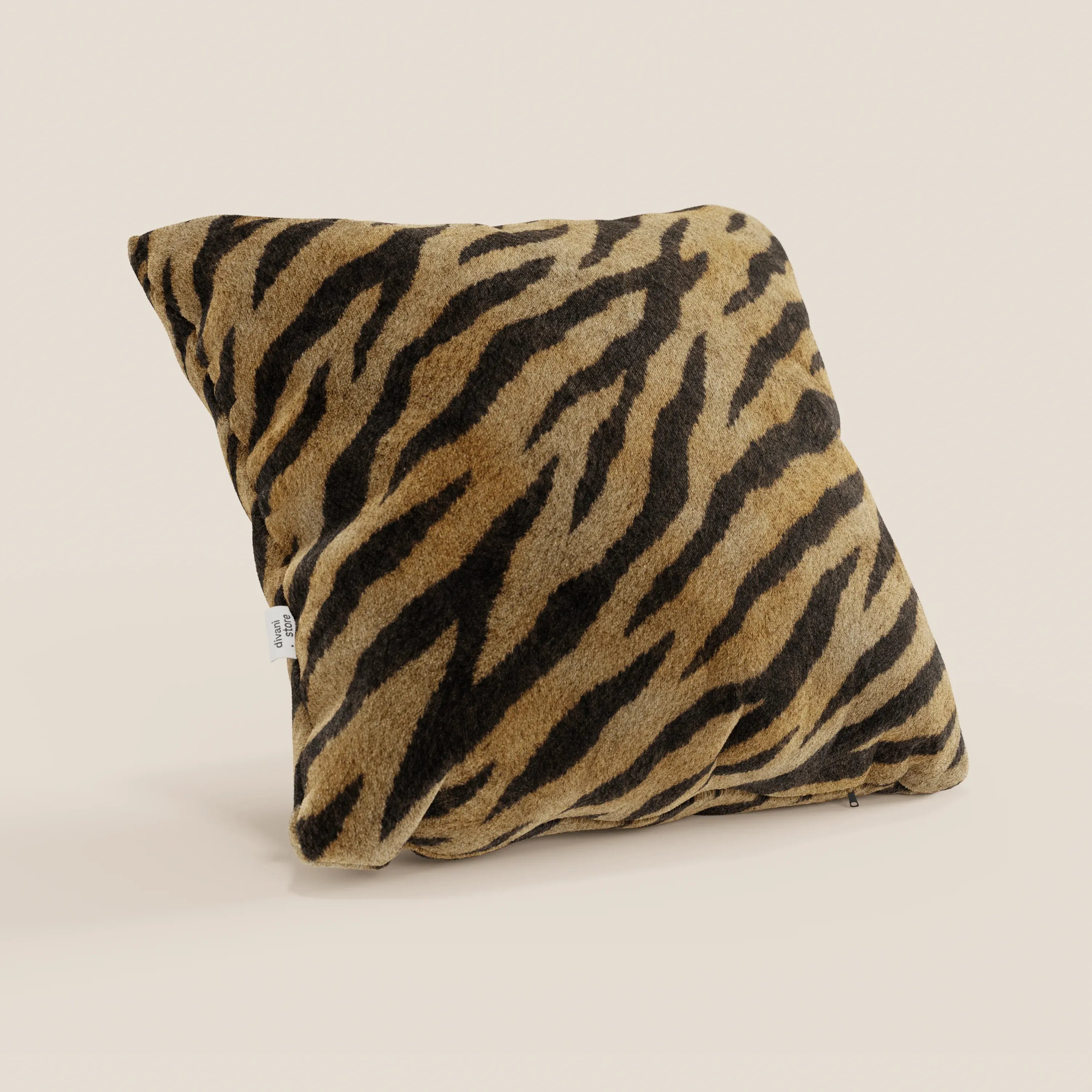 Il cuscino Wild della collezione Wild di Divani.Store è un cuscino quadrato in microfibra impermeabile con un morbido motivo a strisce di tigre nei colori marrone, marrone scuro e nero. Appare leggermente inclinato, mostrando una piccola etichetta bianca su uno sfondo beige chiaro.