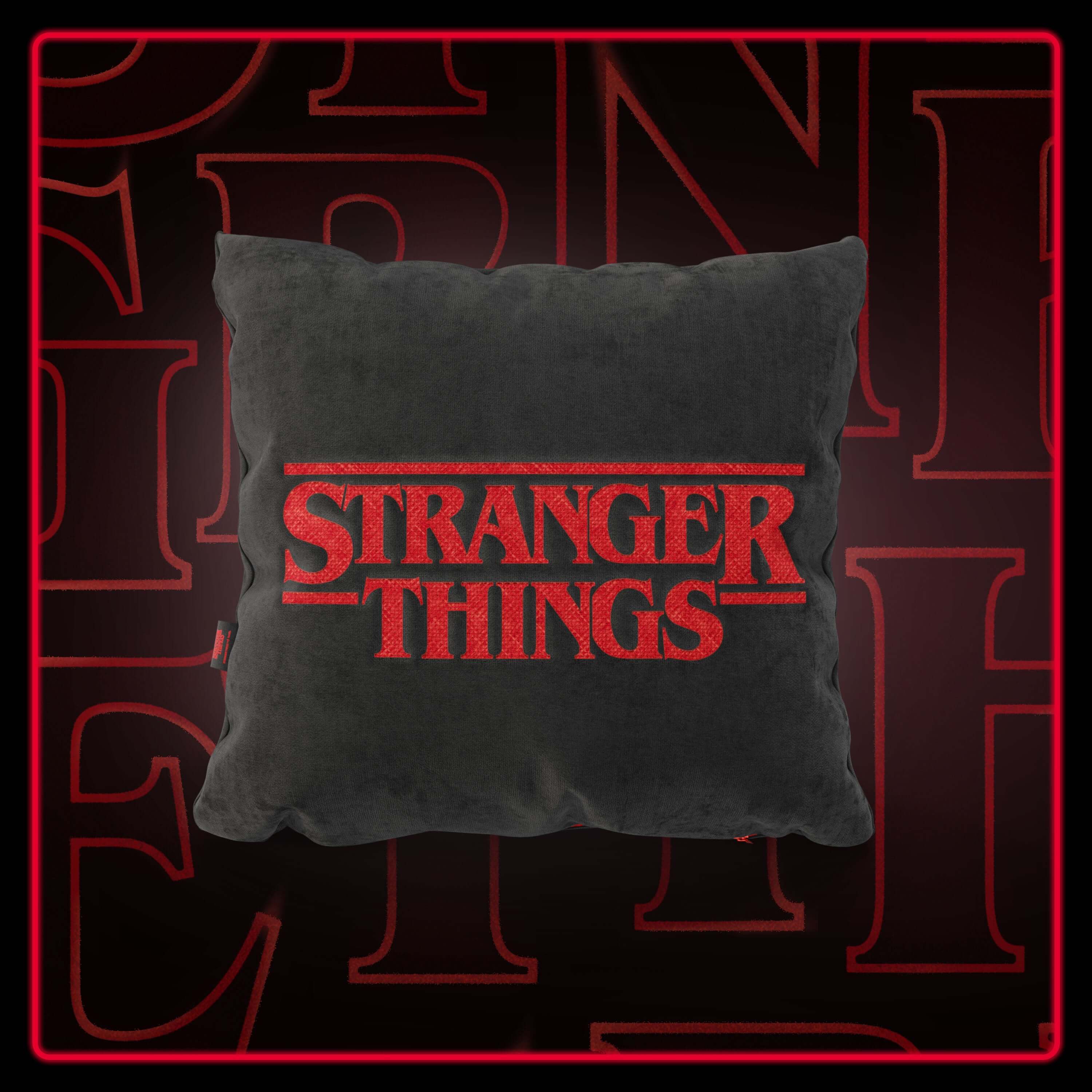 Il Cuscino Stranger Things Limited Edition di Divani.Store è caratterizzato da un logo rosso ricamato su un tessuto smacchiabile color antracite (45x45 cm), che arricchisce il vostro spazio con uno stile da serie tv.