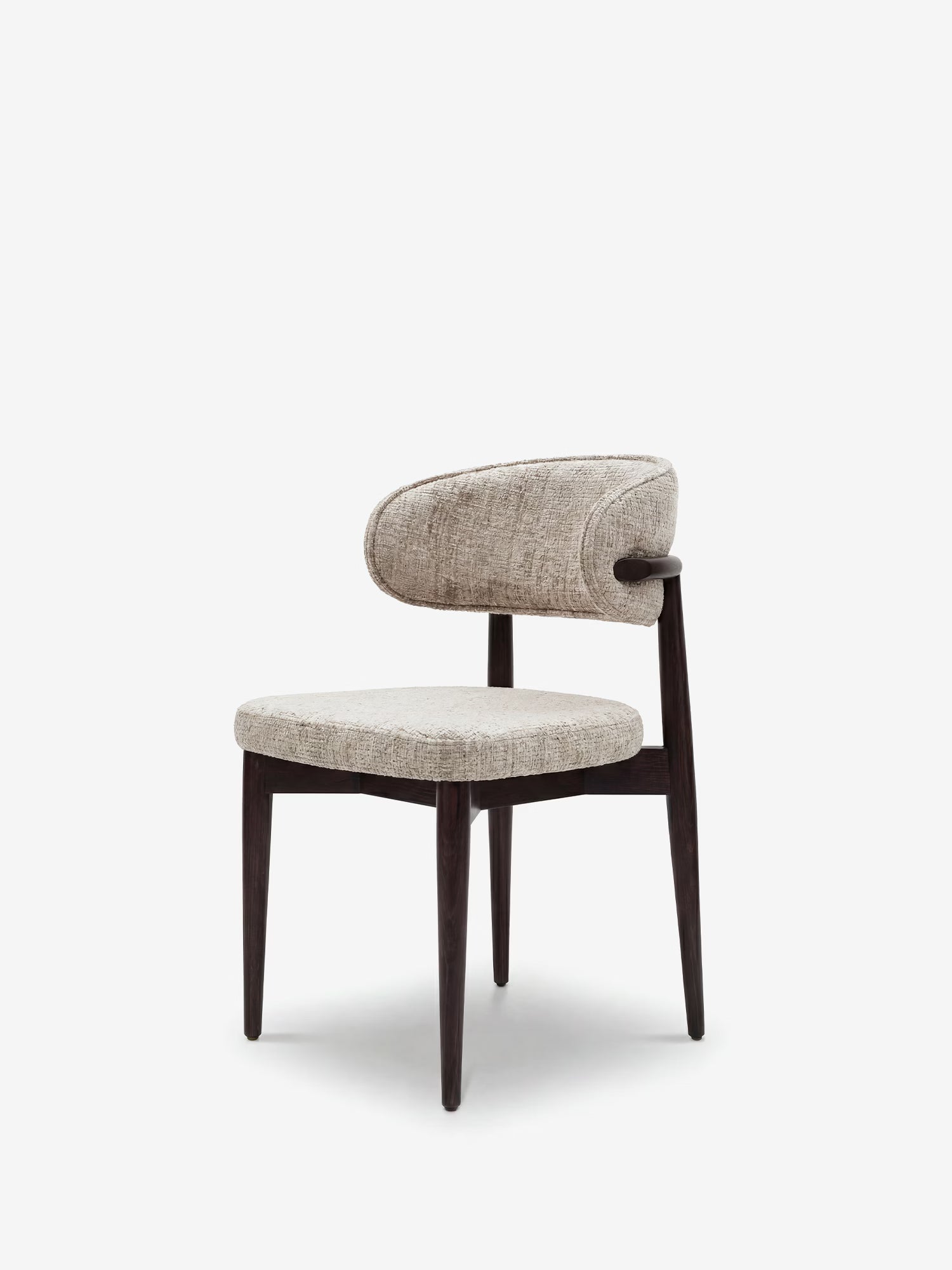 La sedia Dafne di Divani.Store presenta un design contemporaneo con seduta in ciniglia beige chiaro certificata OEKO-TEX®, schienale curvo e arrotondato e quattro gambe in legno massello wengé. Imbottita per garantire il massimo comfort, il suo look minimalista risalta su uno sfondo bianco a tinta unita.