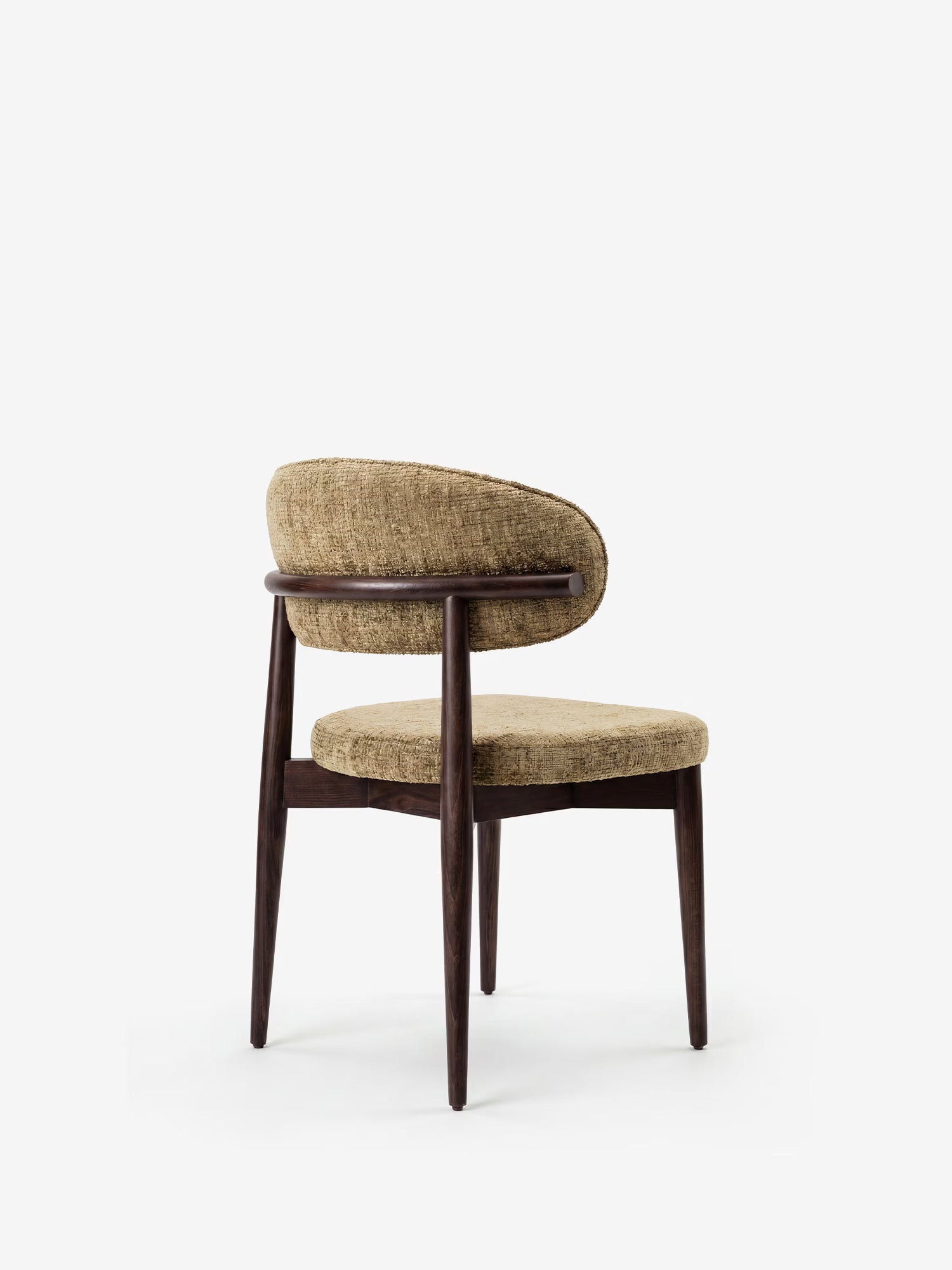 La sedia Dafne di Divani.Store presenta uno schienale e una seduta arrotondati e imbottiti in ciniglia certificata OEKO-TEX®, poggianti su quattro gambe affusolate e un telaio in legno massello wengé, raffigurata di profilo su uno sfondo bianco a tinta unita.