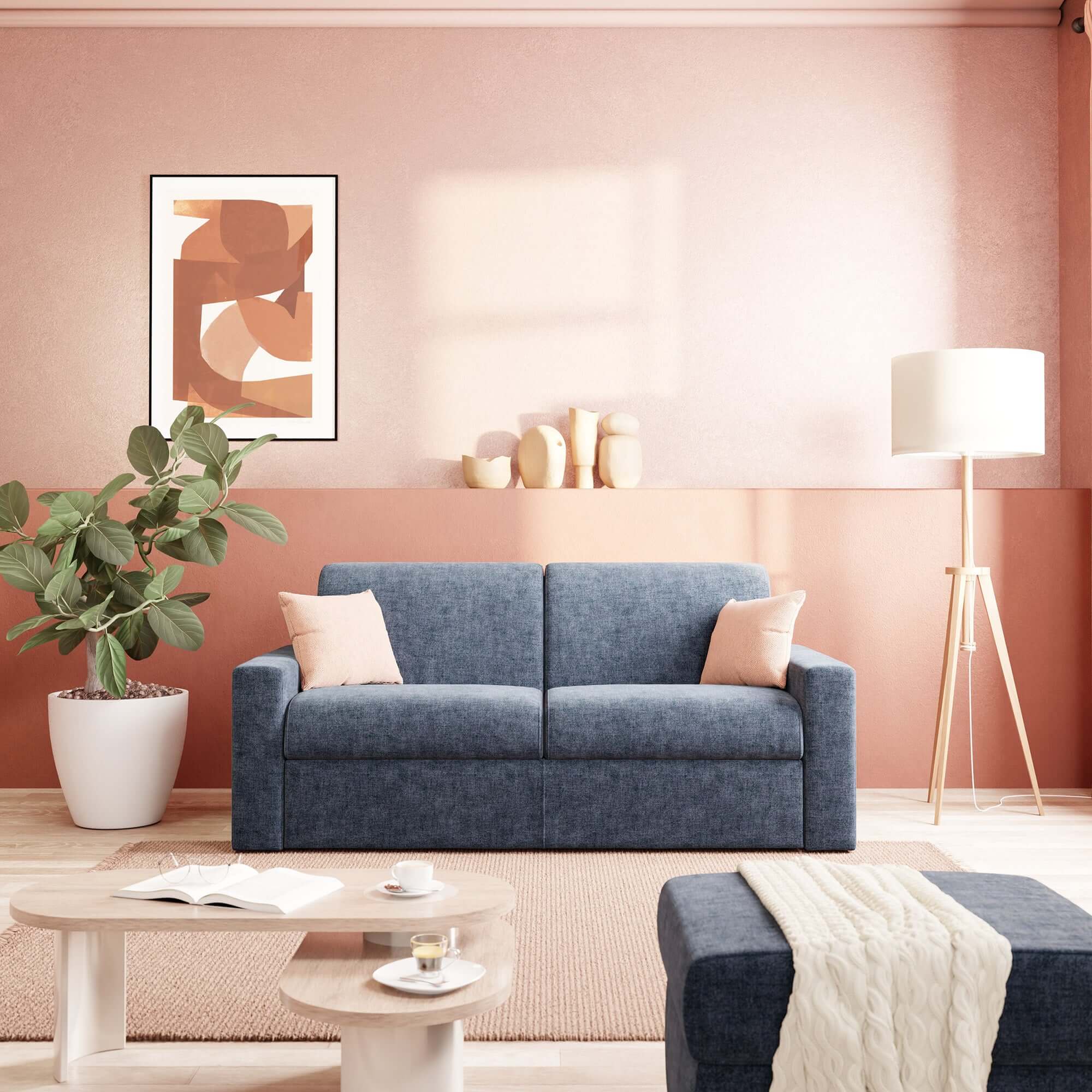 Un soggiorno moderno presenta il divano letto matrimoniale Diomede in velluto blu di Divani.Store, cuscini rosa chiaro, pianta in vaso, arte murale astratta, tappeto beige, lampada da terra, tavolino con tazze, pouf con maglia e vasi su una mensola rosa. La luce del sole entra in scena.