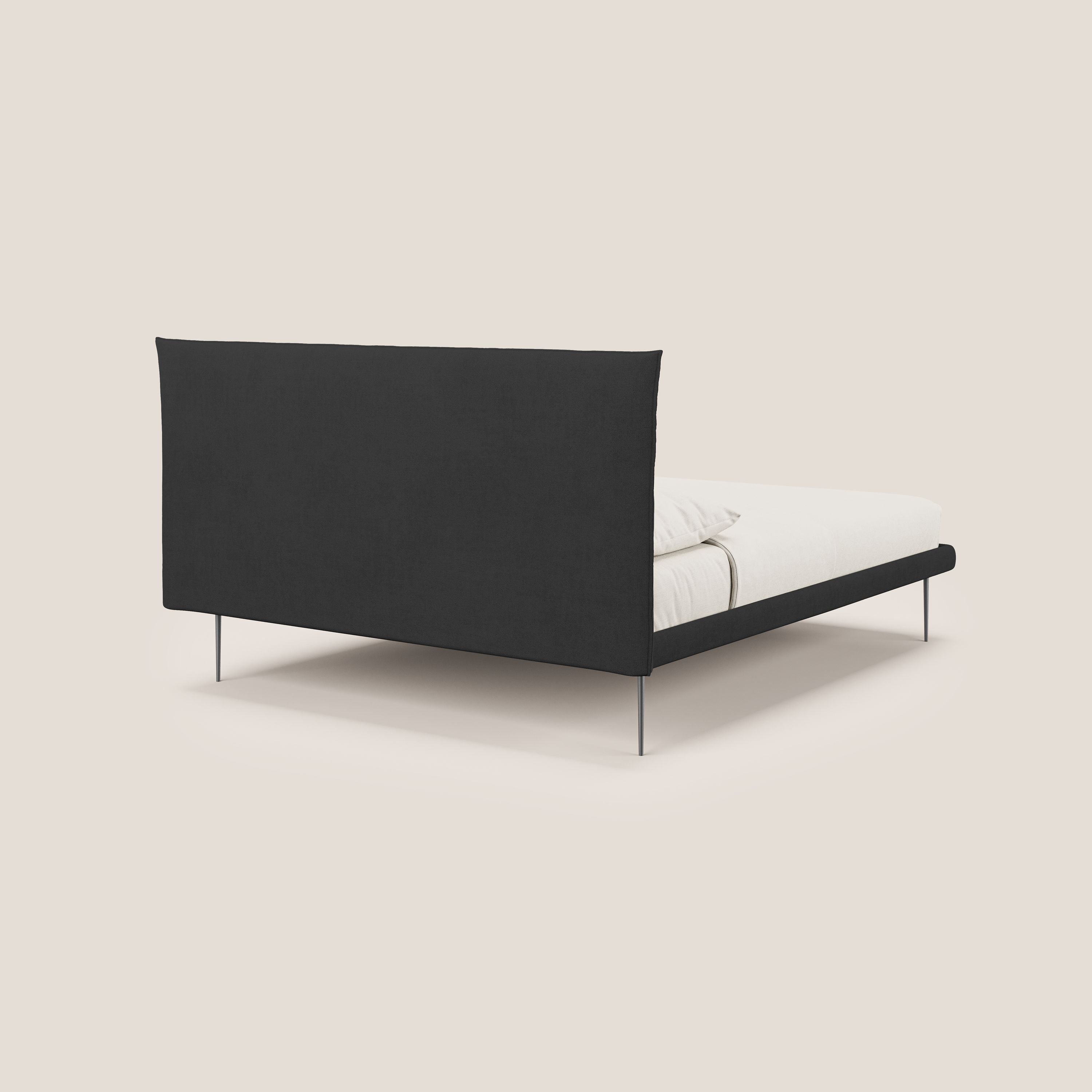 Akiko letto imbottito con piedi alti in metallo in tessuto impermeabile T02 nero - divani.store