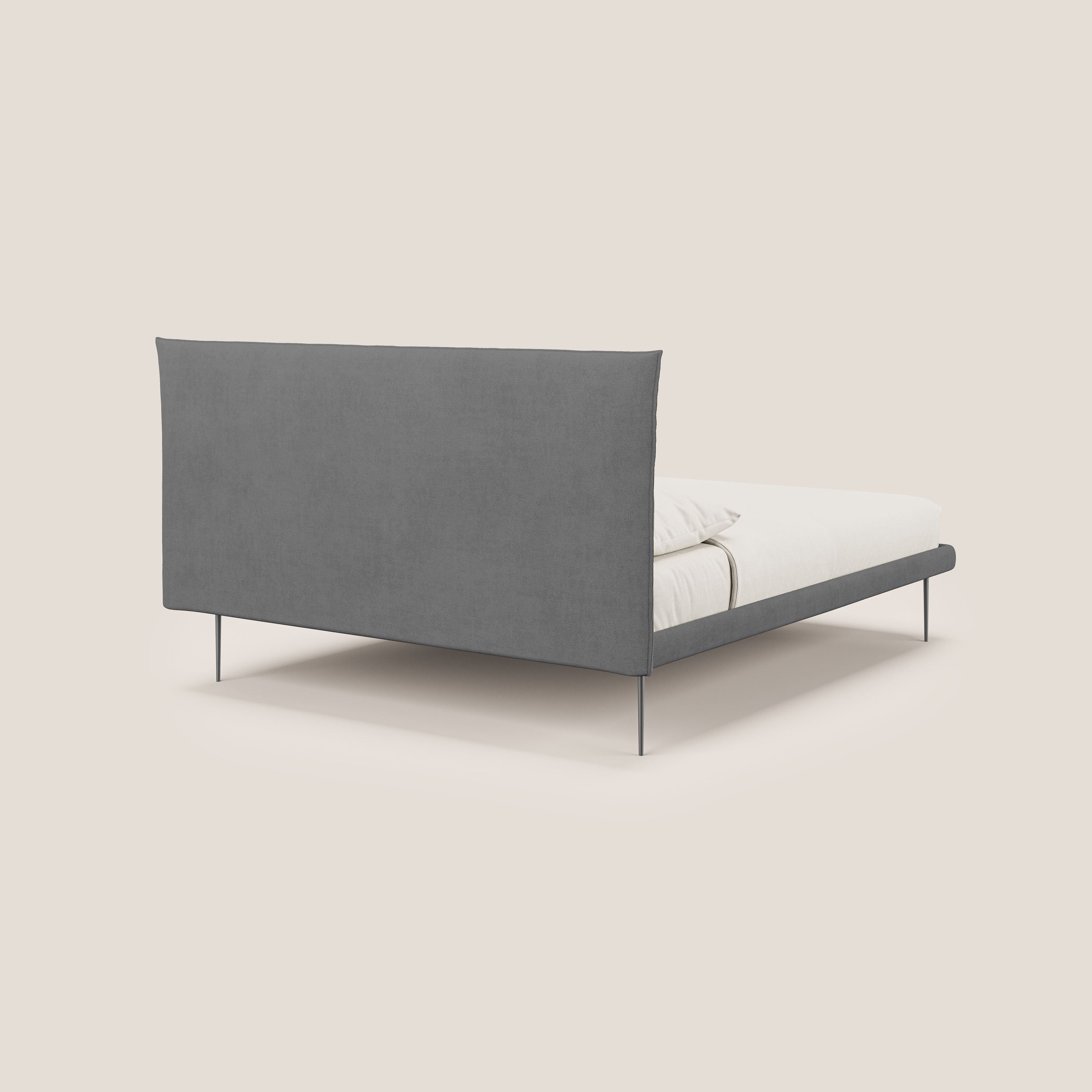 Akiko letto imbottito con piedi alti in metallo in tessuto impermeabile T02 grigio - divani.store