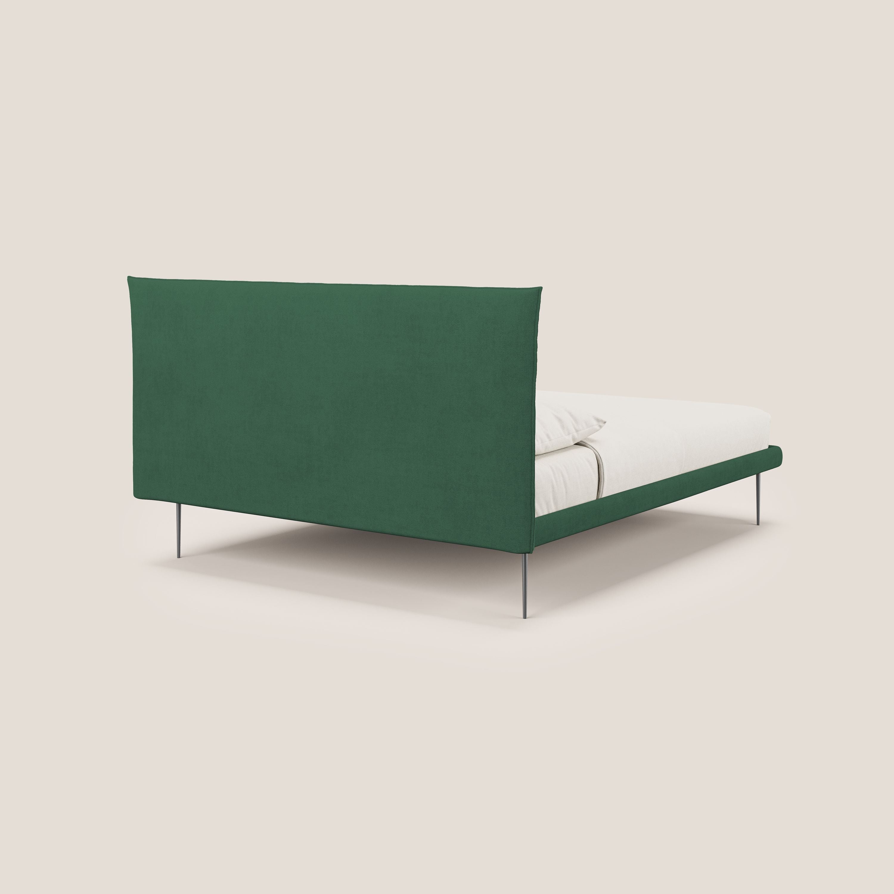 Akiko letto imbottito con piedi alti in metallo in tessuto impermeabile T02 verde - divani.store