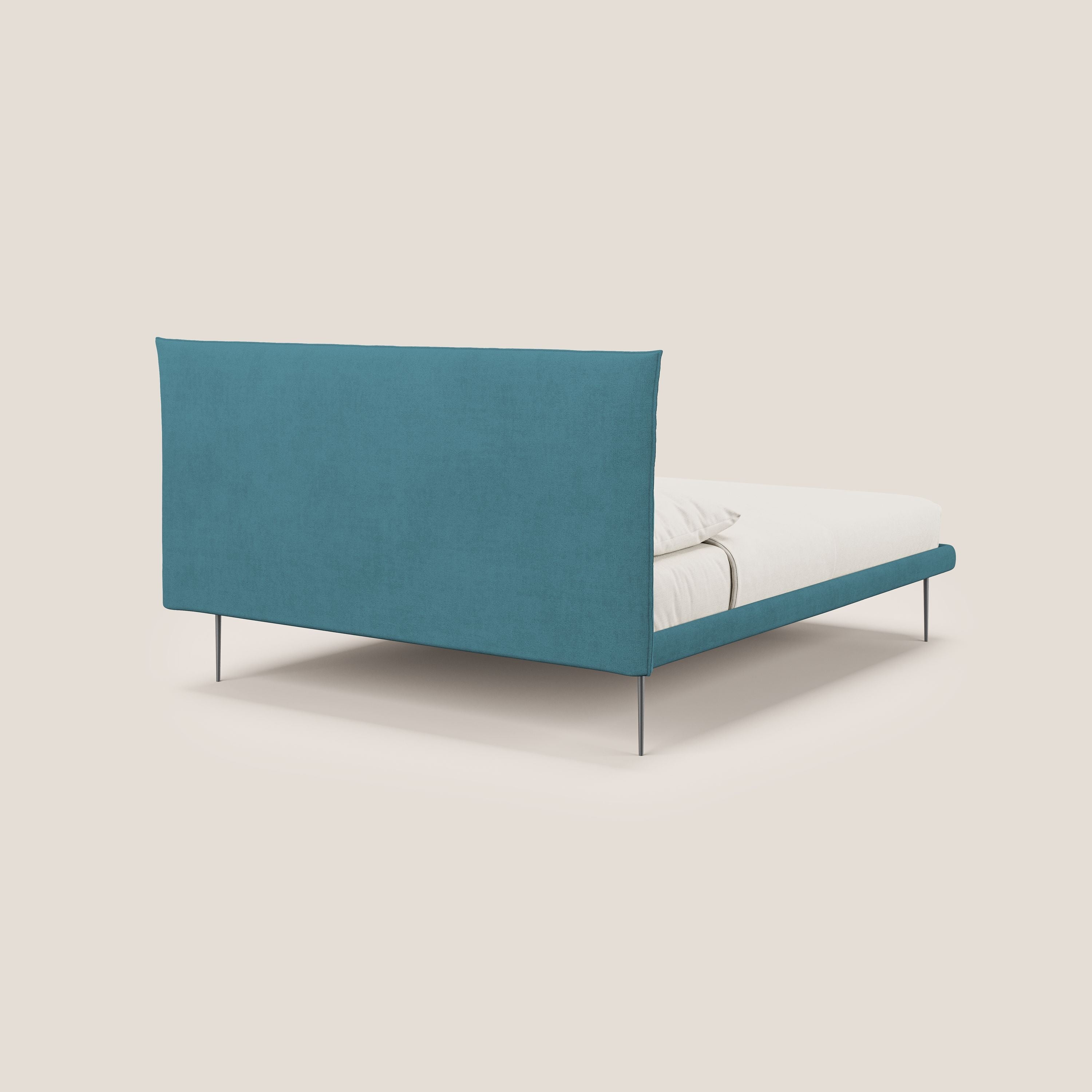 Akiko letto imbottito con piedi alti in metallo in tessuto impermeabile T02 azzurro - divani.store