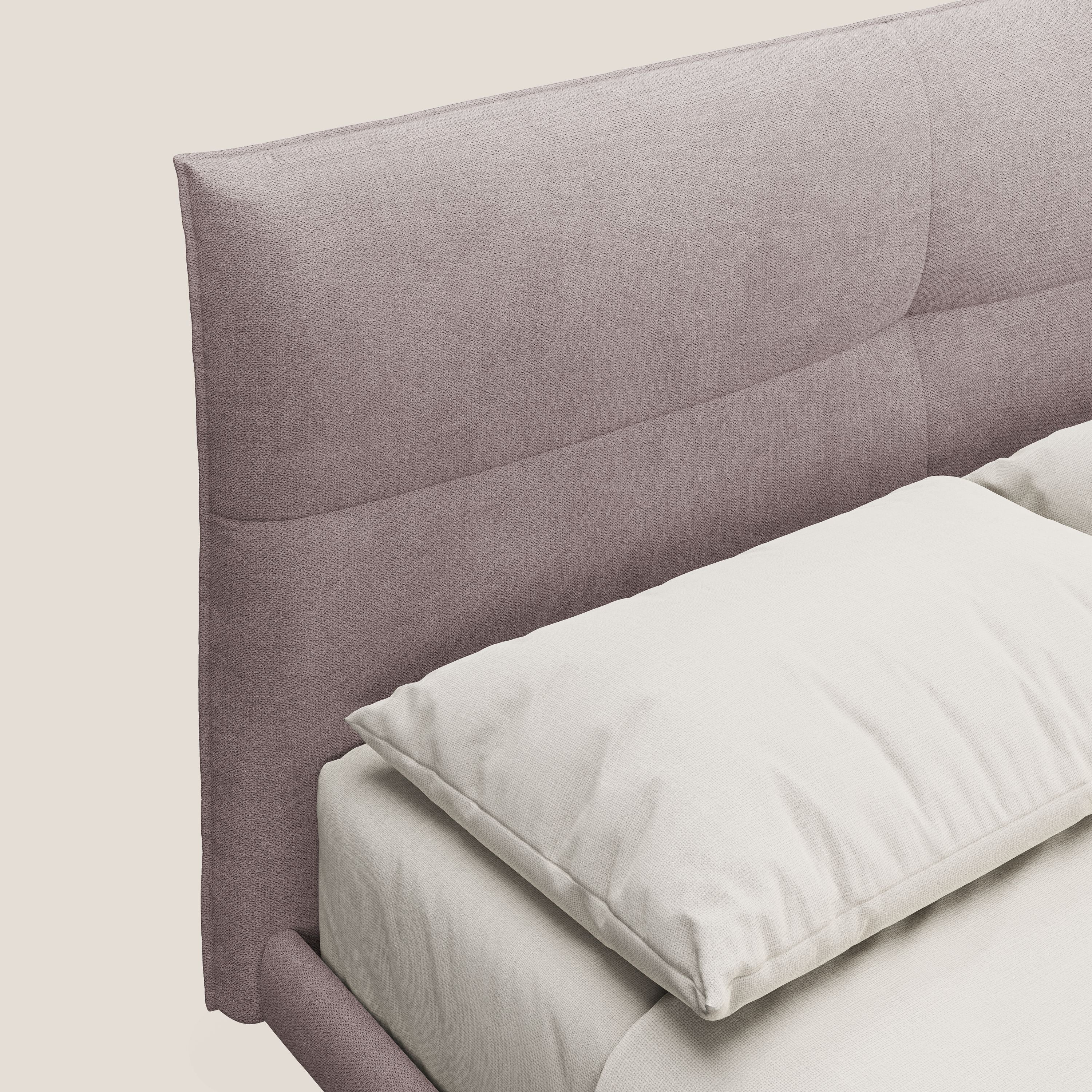 Akiko letto imbottito con piedi alti in metallo in tessuto impermeabile T02 rosa - divani.store