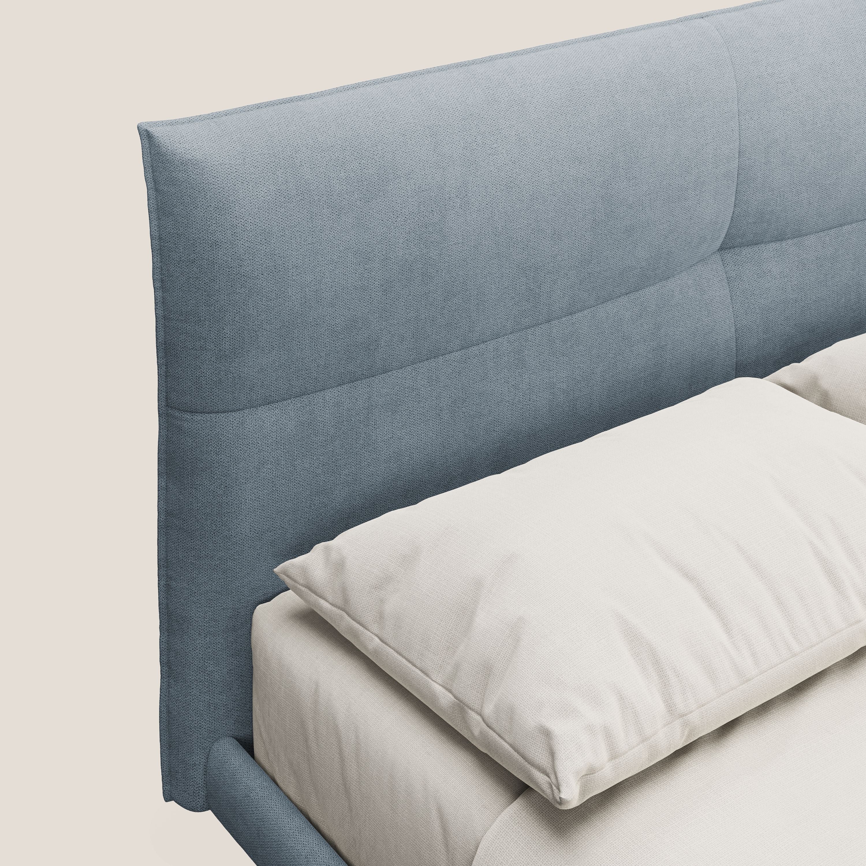 Akiko letto imbottito con piedi alti in metallo in tessuto impermeabile T02 carta da zucchero - divani.store