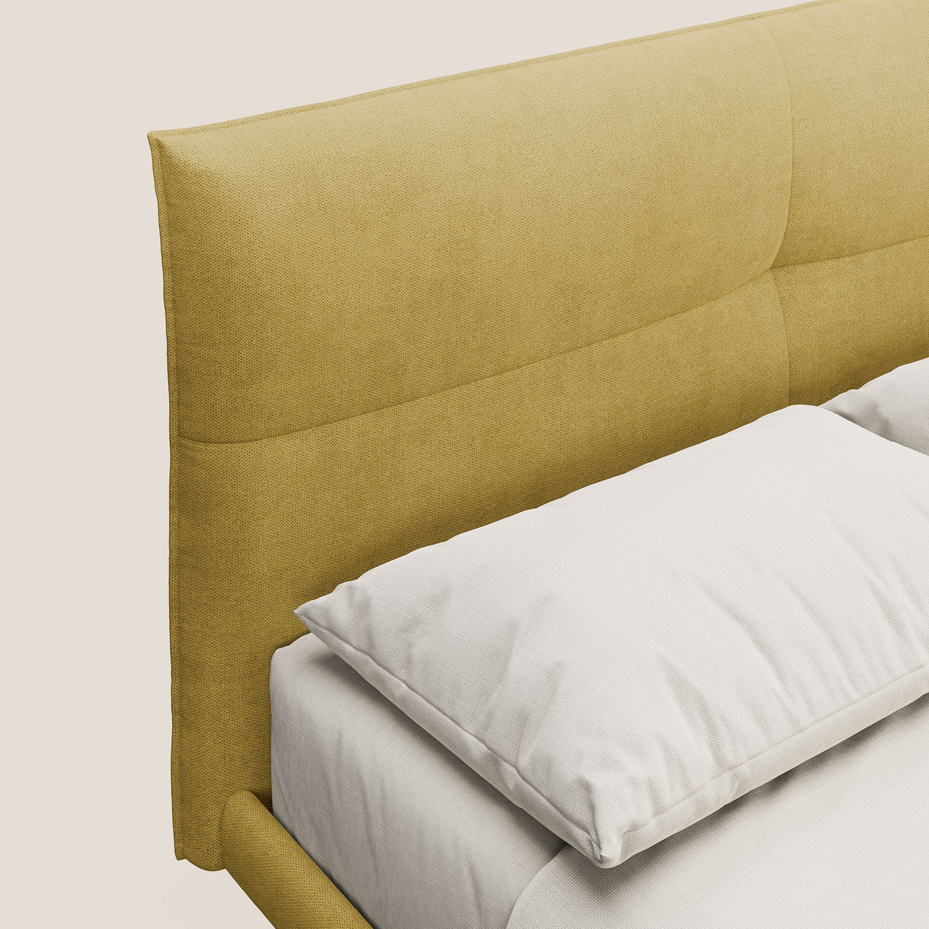 Akiko letto imbottito con piedi alti in metallo in tessuto impermeabile T02 giallo - divani.store