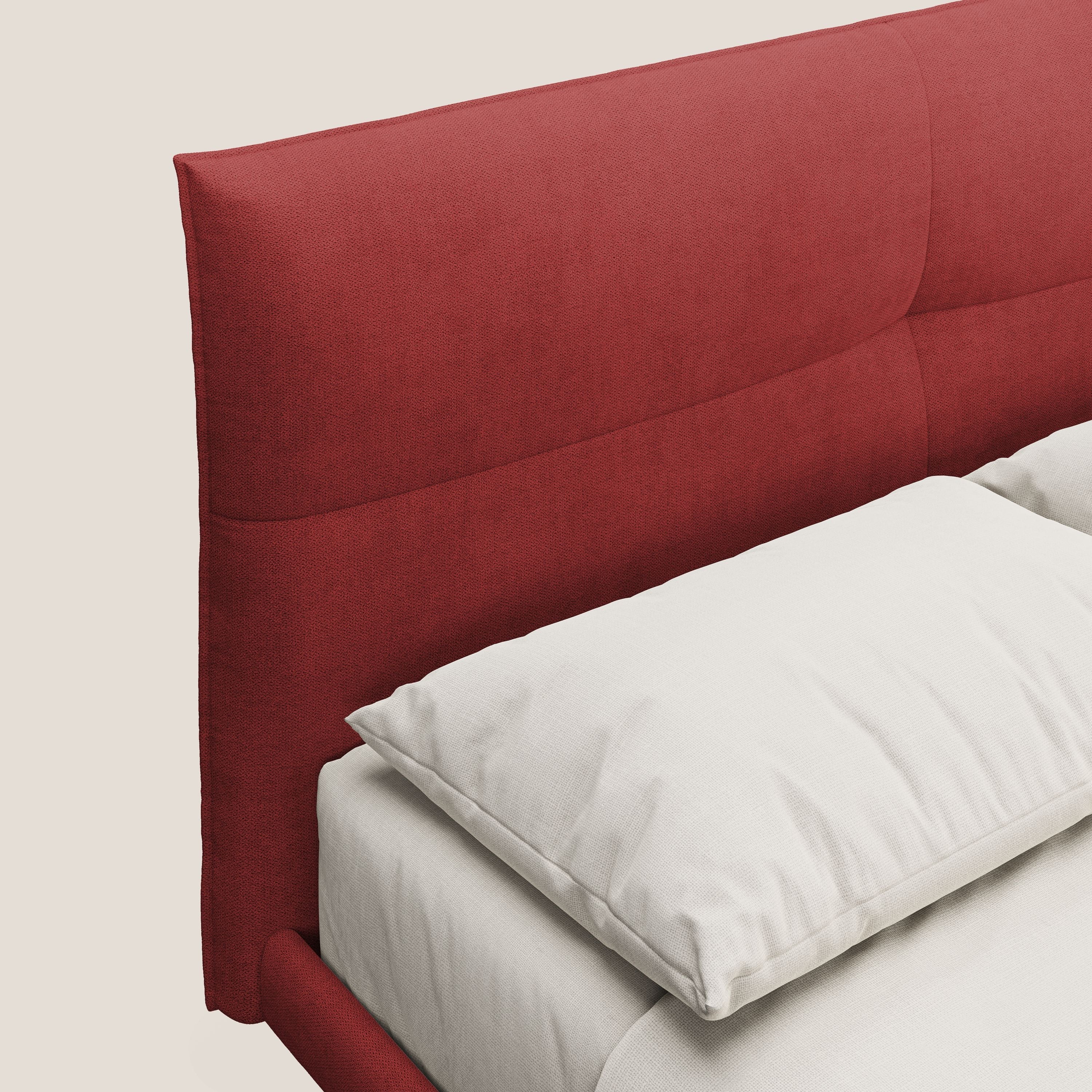 Akiko letto imbottito con piedi alti in metallo in tessuto impermeabile T02 rosso - divani.store