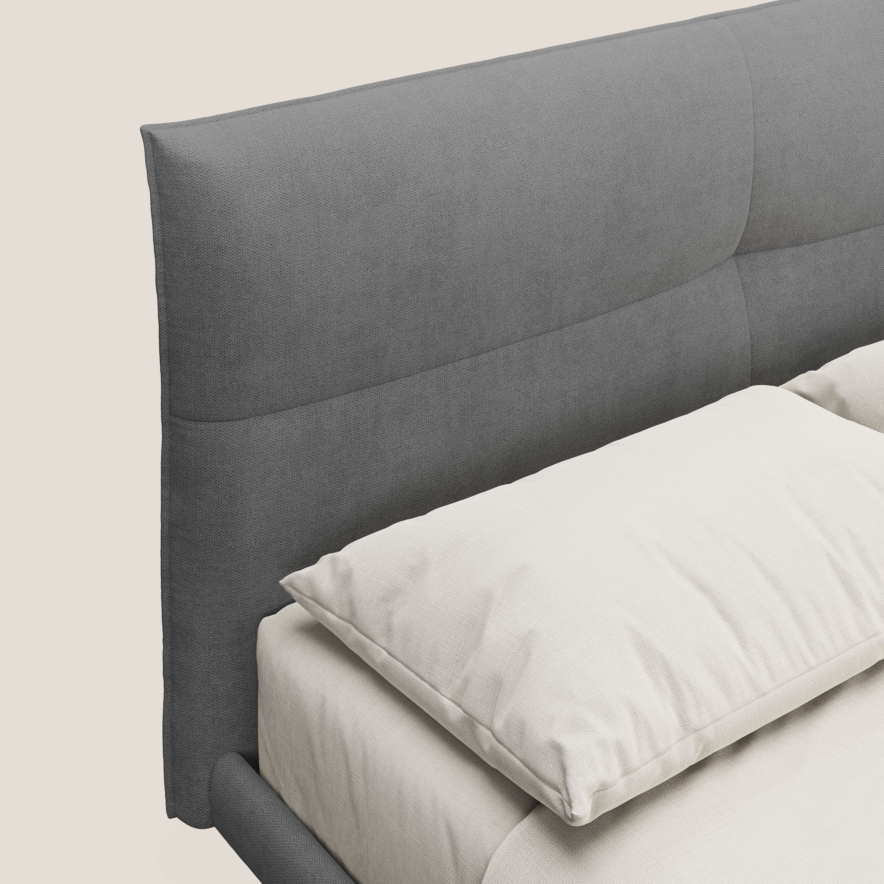 Akiko letto imbottito con piedi alti in metallo in tessuto impermeabile T02 grigio - divani.store