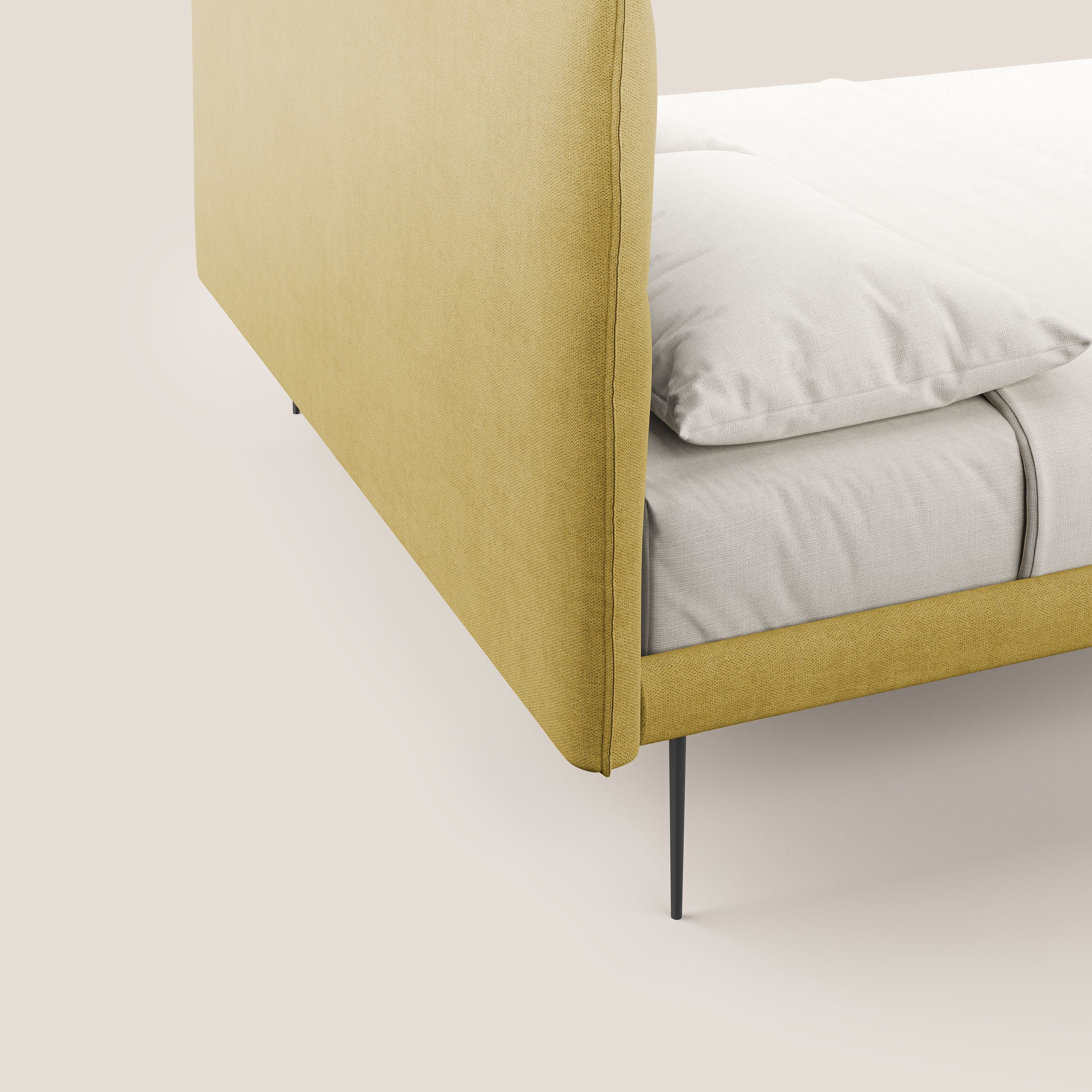 Akiko letto imbottito con piedi alti in metallo in tessuto impermeabile T02 giallo - divani.store