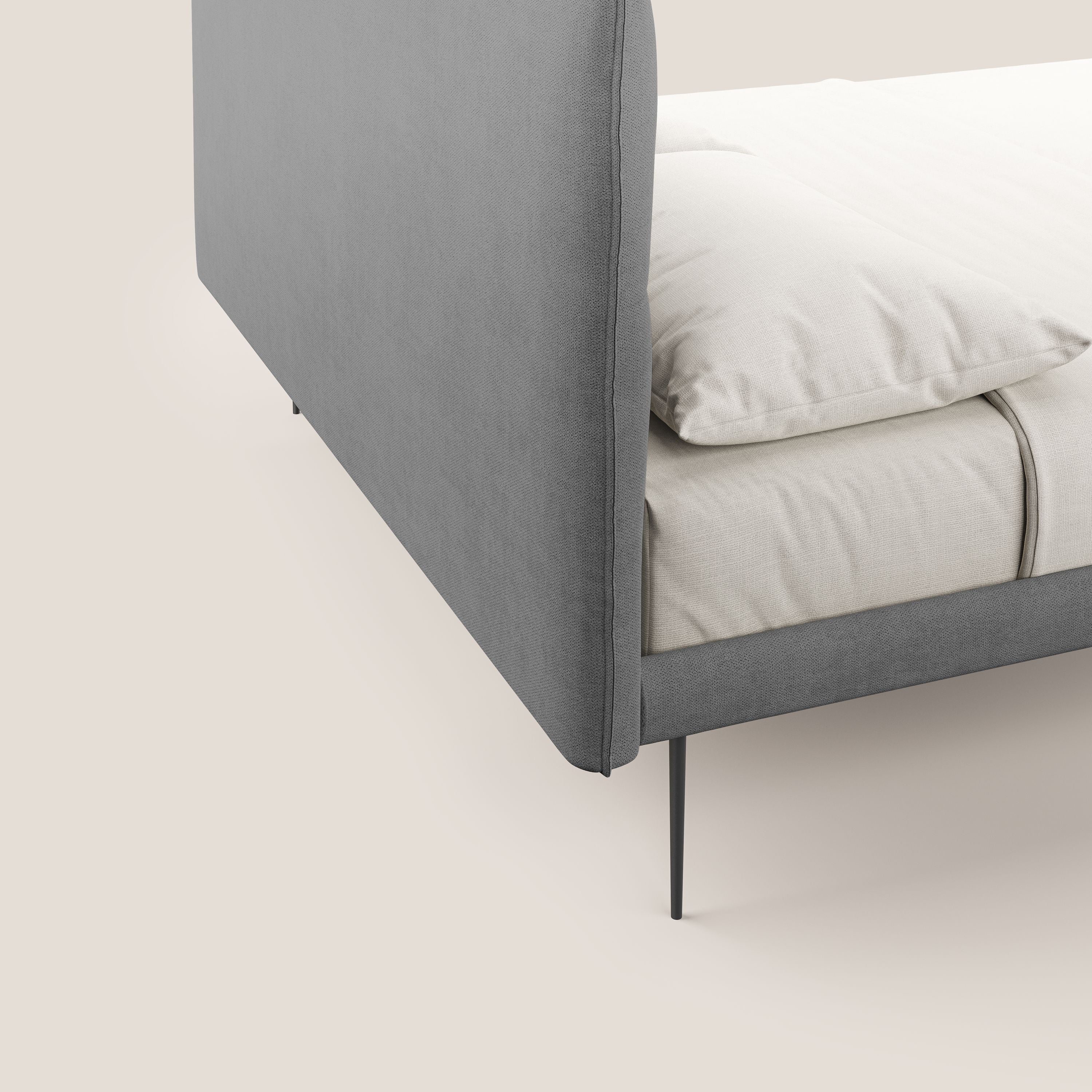 Akiko letto imbottito con piedi alti in metallo in tessuto impermeabile T02 grigio - divani.store