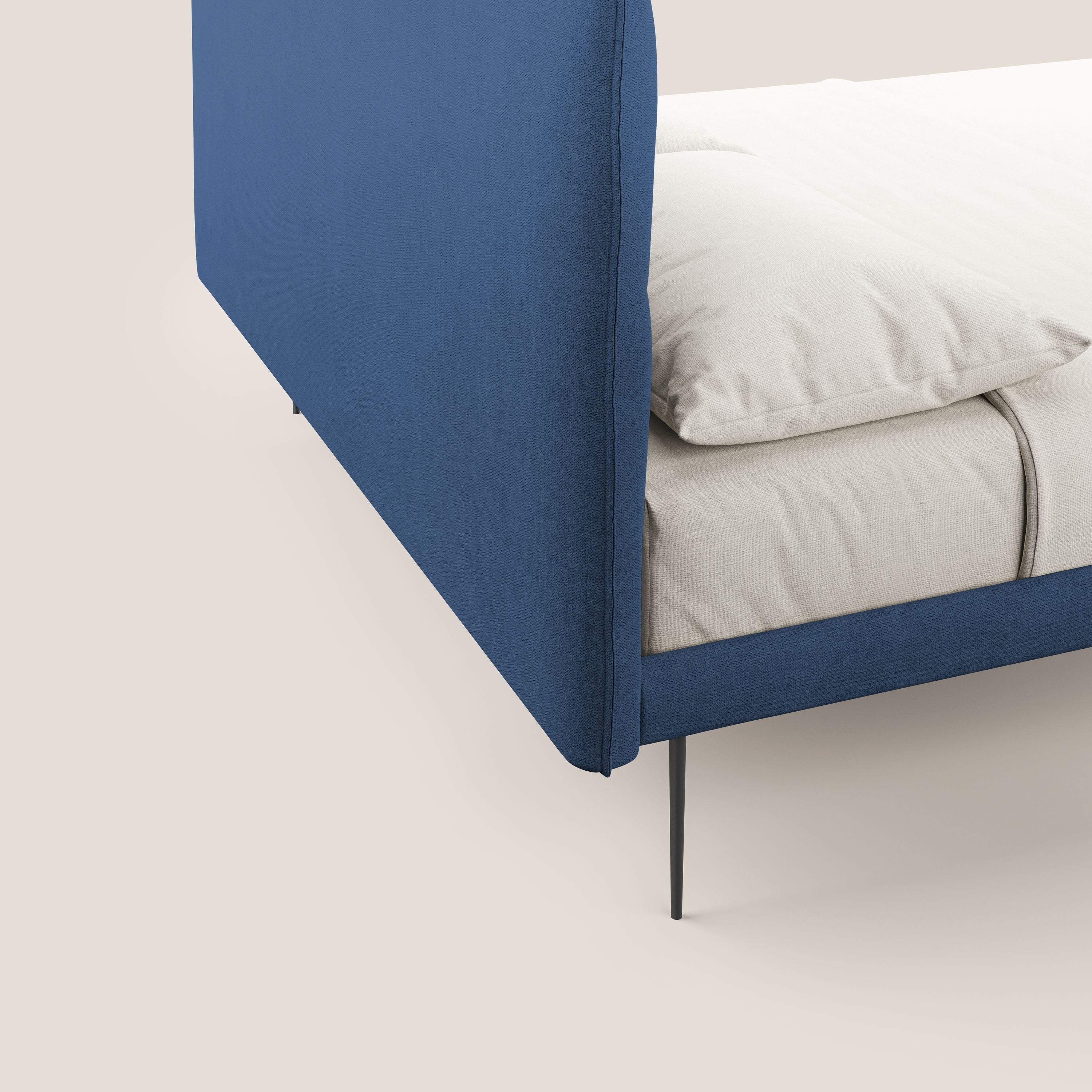 Akiko letto imbottito con piedi alti in metallo in tessuto impermeabile T02 blu - divani.store