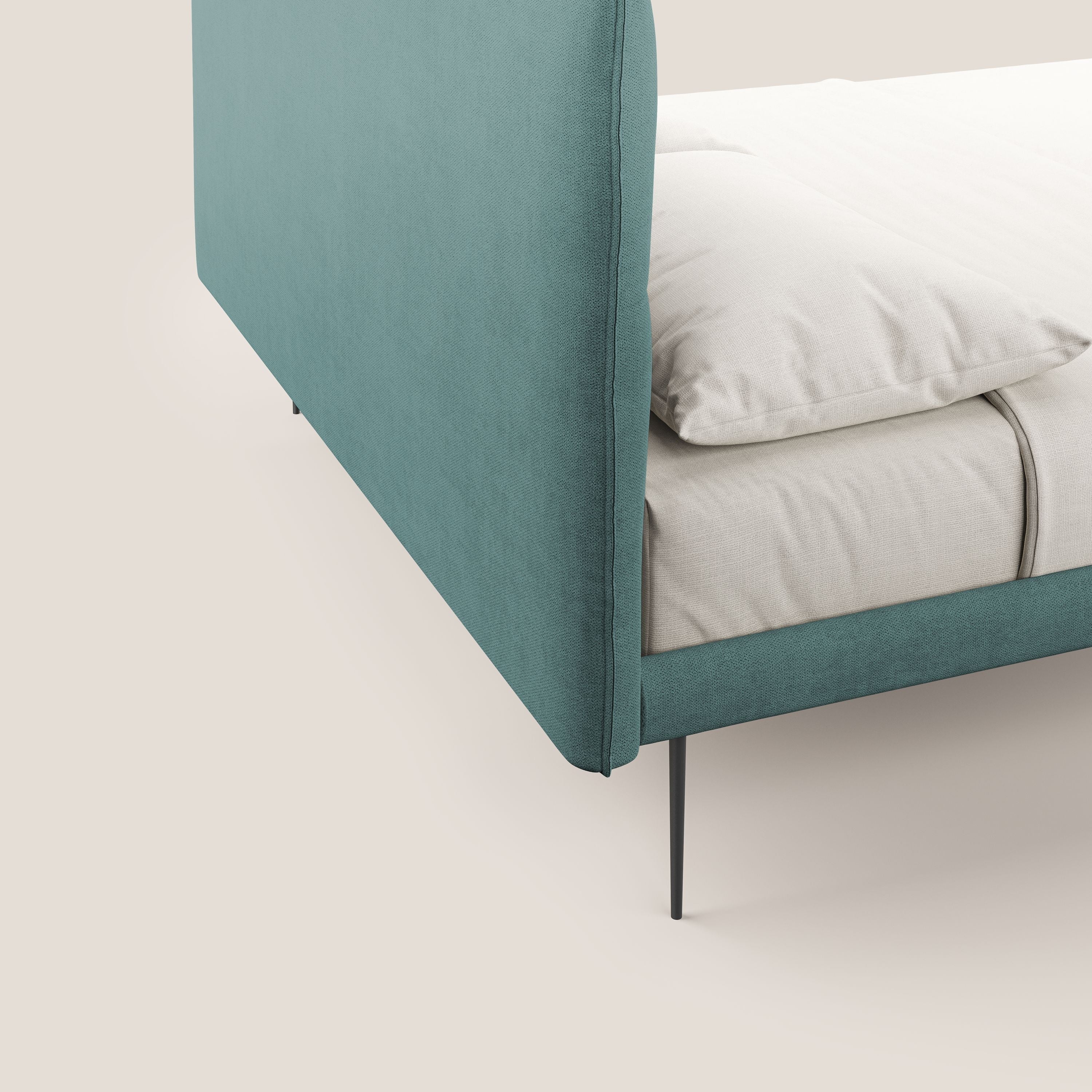 Akiko letto imbottito con piedi alti in metallo in tessuto impermeabile T02 petrolio - divani.store