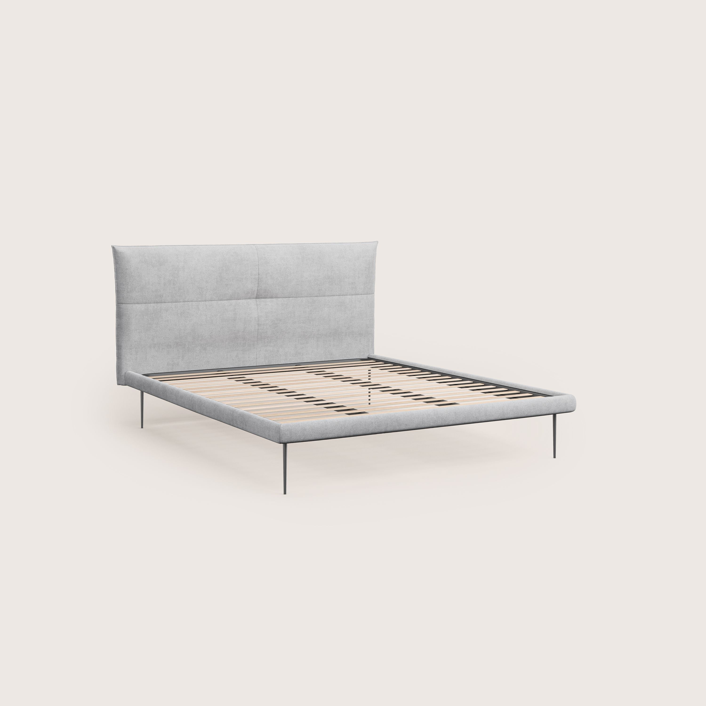 Akiko letto imbottito con piedi alti in metallo in tessuto impermeabile T02 grigio chiaro - divani.store