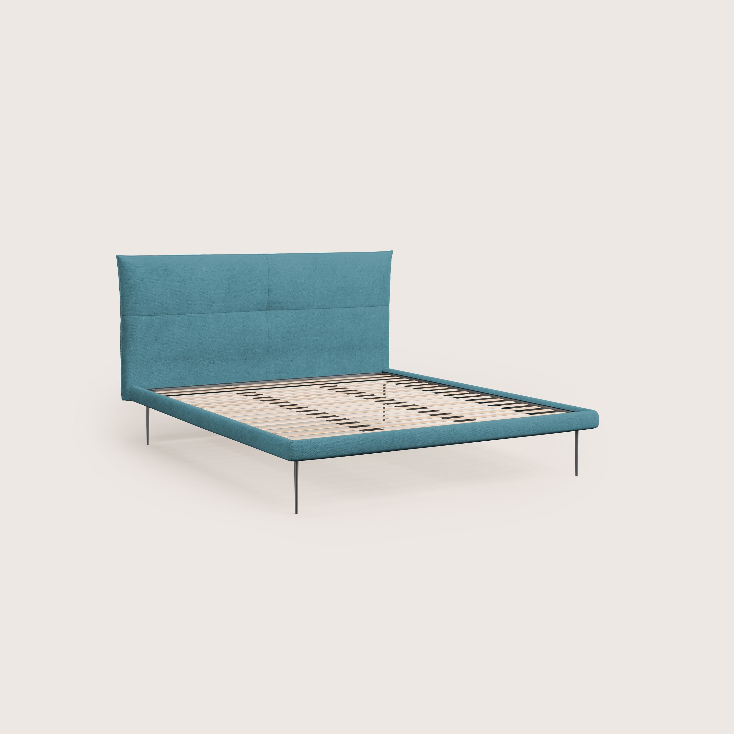 Akiko letto imbottito con piedi alti in metallo in tessuto impermeabile T02 azzurro - divani.store