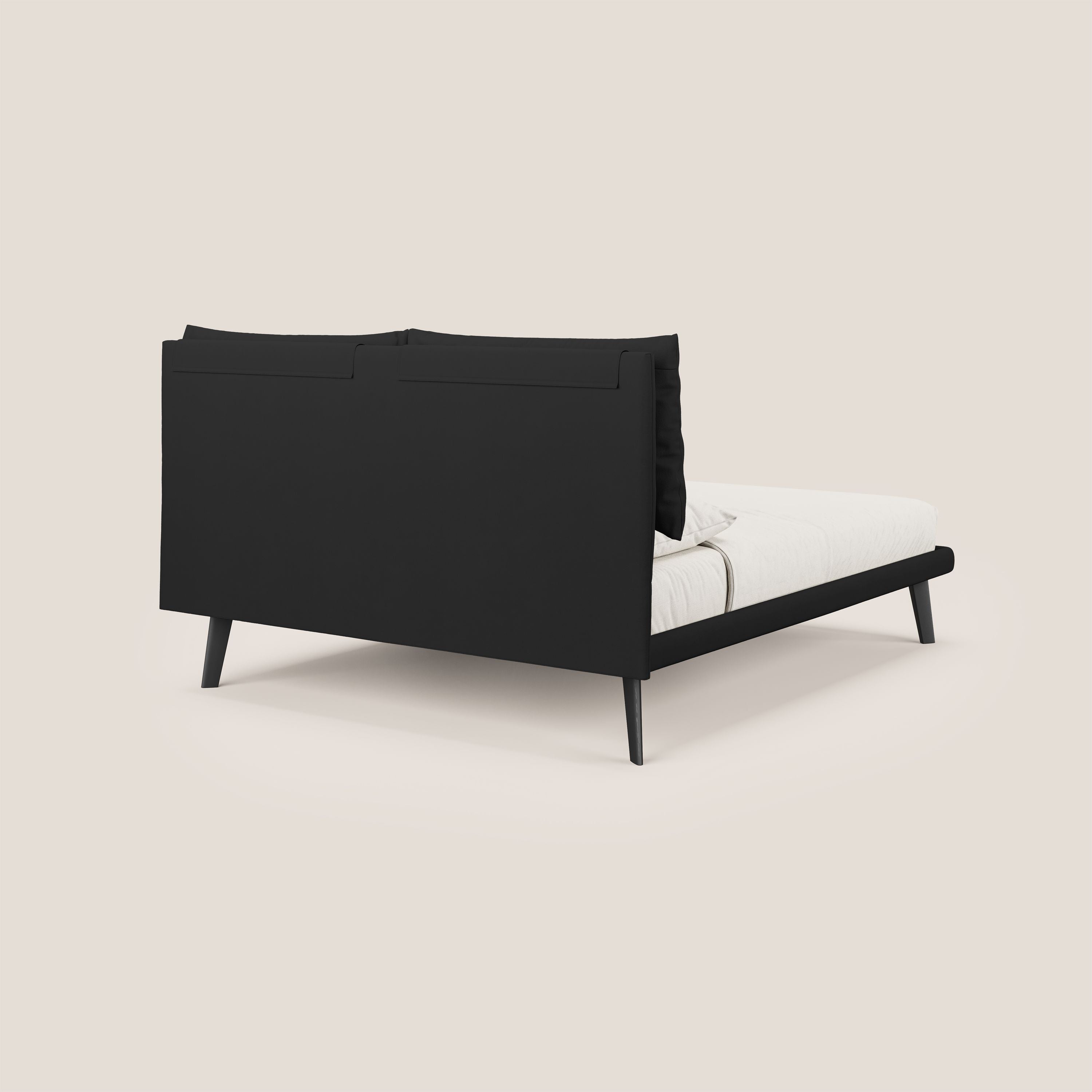 Astrid letto imbottito con piedi in legno in microfibra smacchiabile T11 nero - divani.store