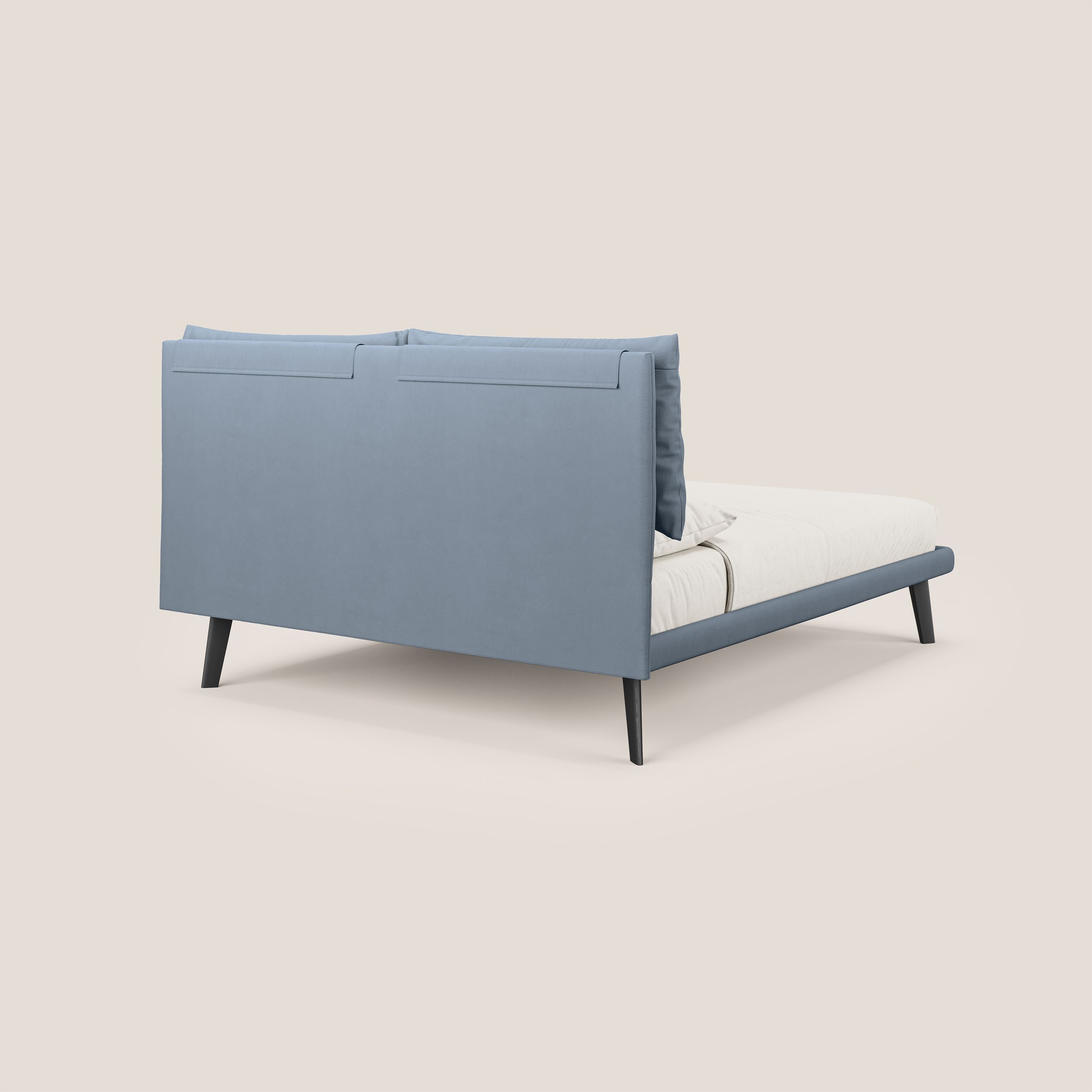 Astrid letto imbottito con piedi in legno in microfibra smacchiabile T11 carta da zucchero - divani.store