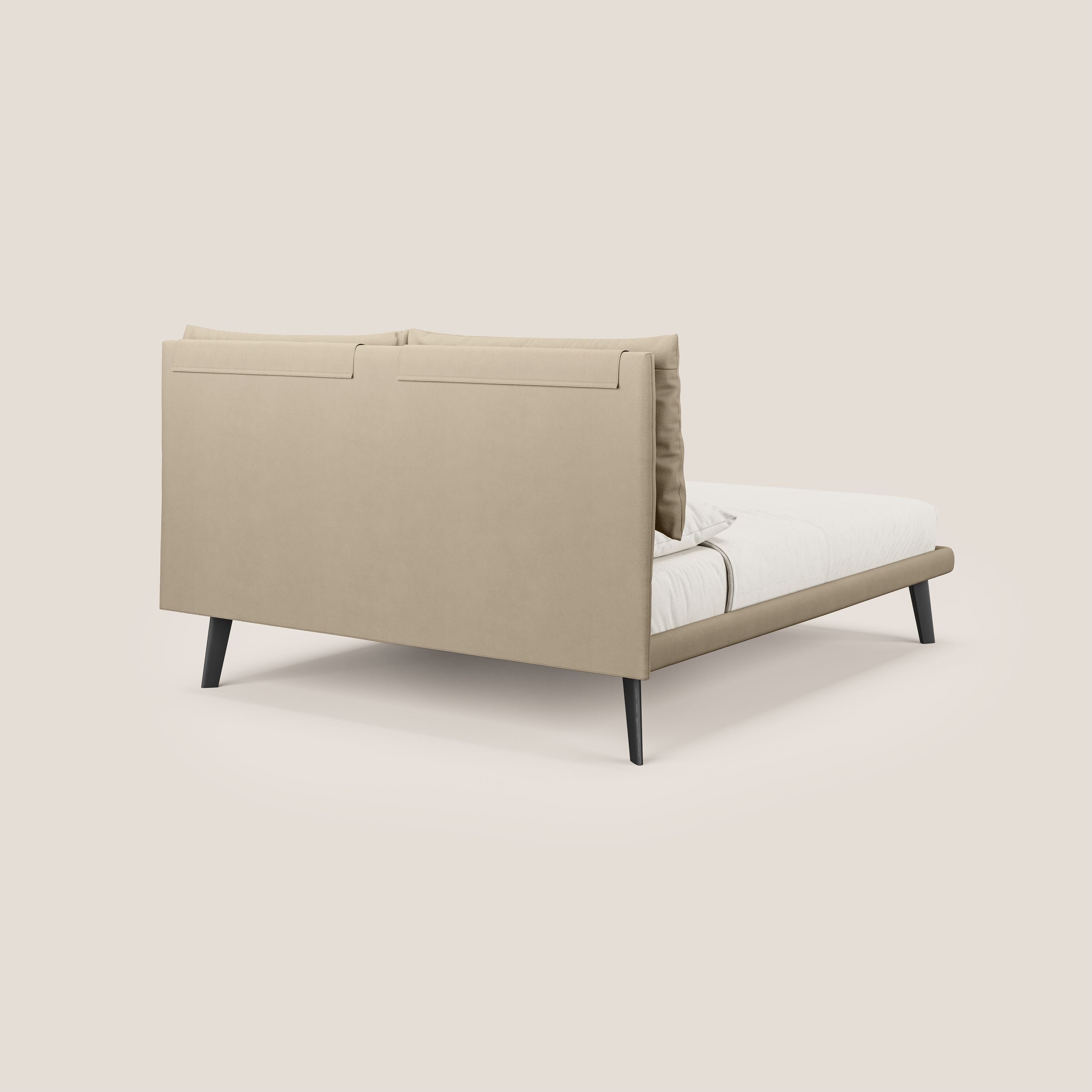 Astrid letto imbottito con piedi in legno in microfibra smacchiabile T11 tortora - divani.store