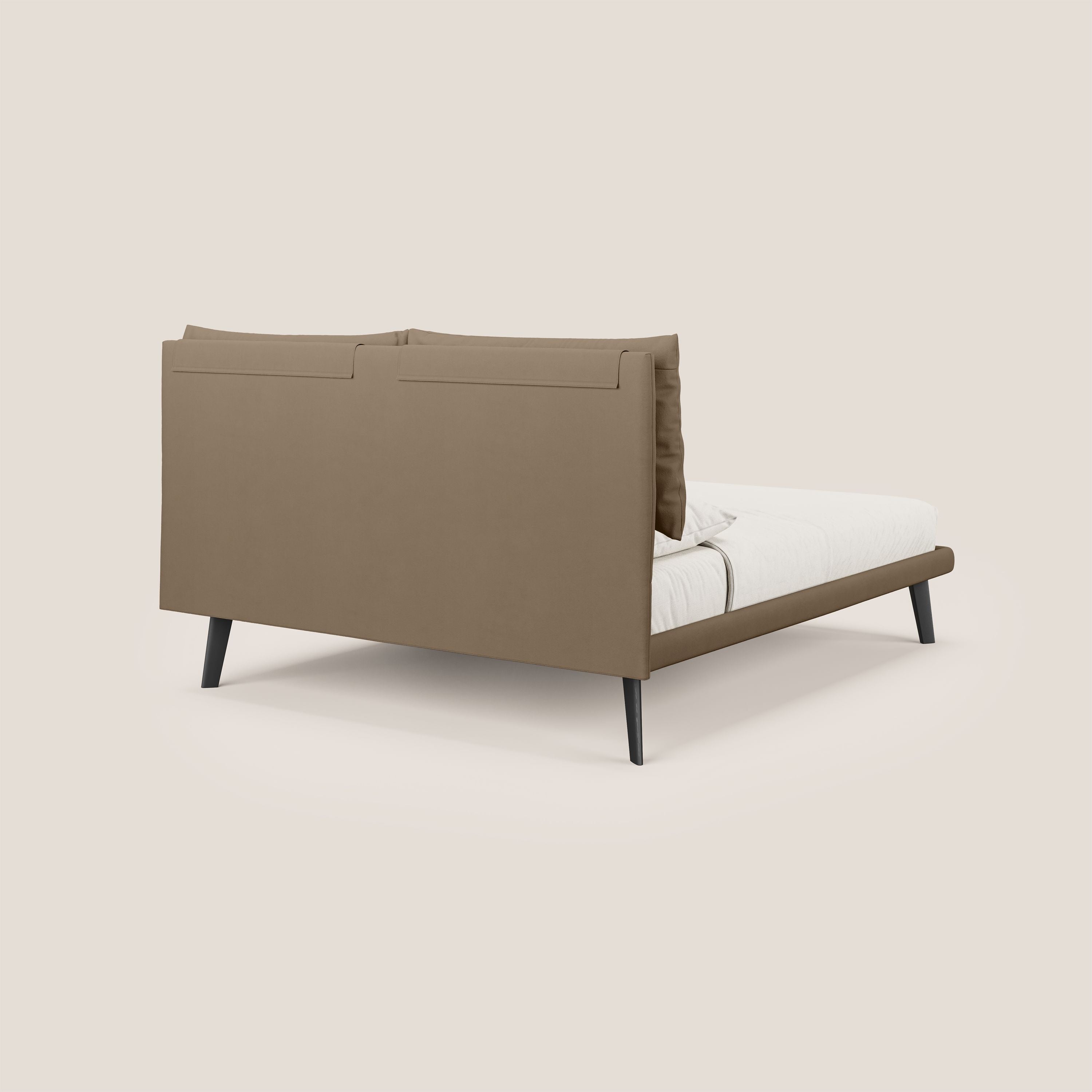 Astrid letto imbottito con piedi in legno in microfibra smacchiabile T11 marrone - divani.store