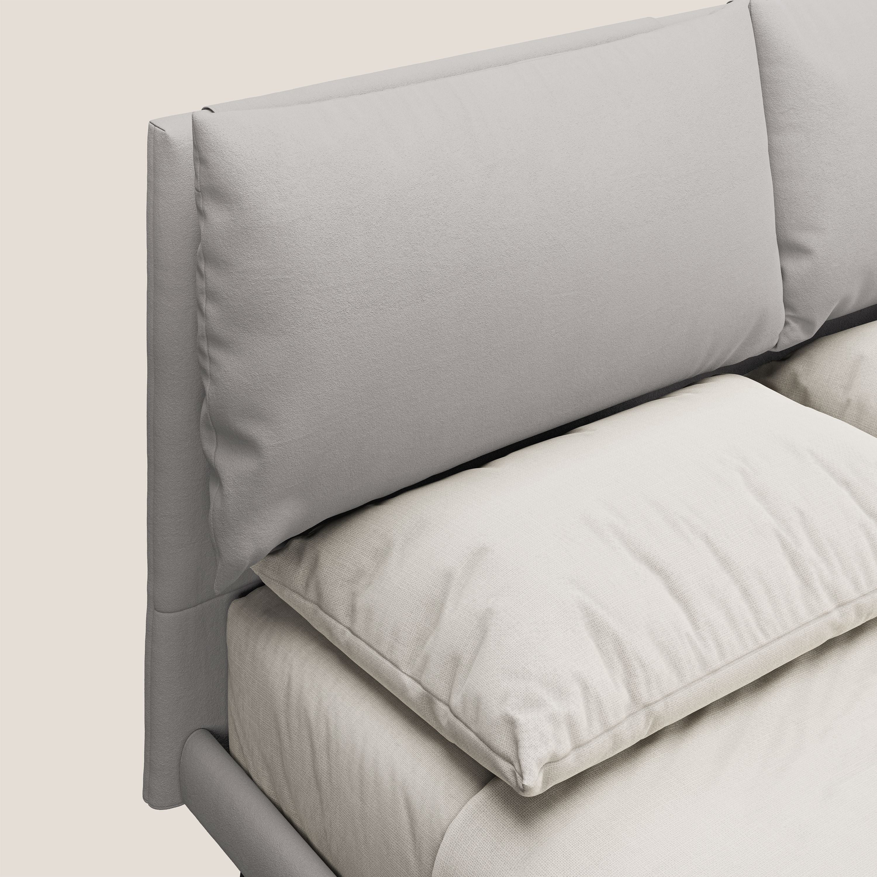 Astrid letto imbottito con piedi in legno in microfibra smacchiabile T11 grigio chiaro - divani.store