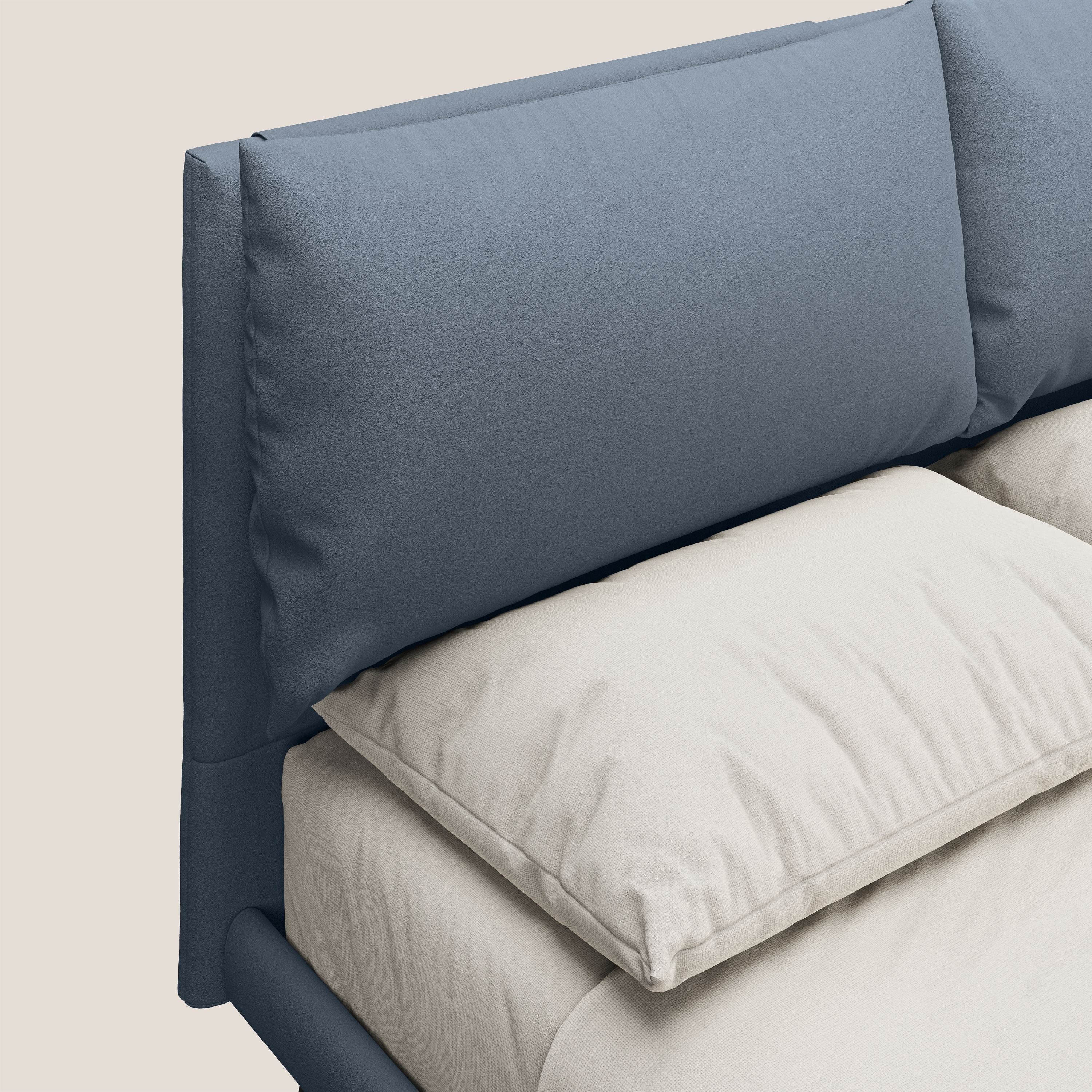 Astrid letto imbottito con piedi in legno in microfibra smacchiabile T11 carta da zucchero - divani.store