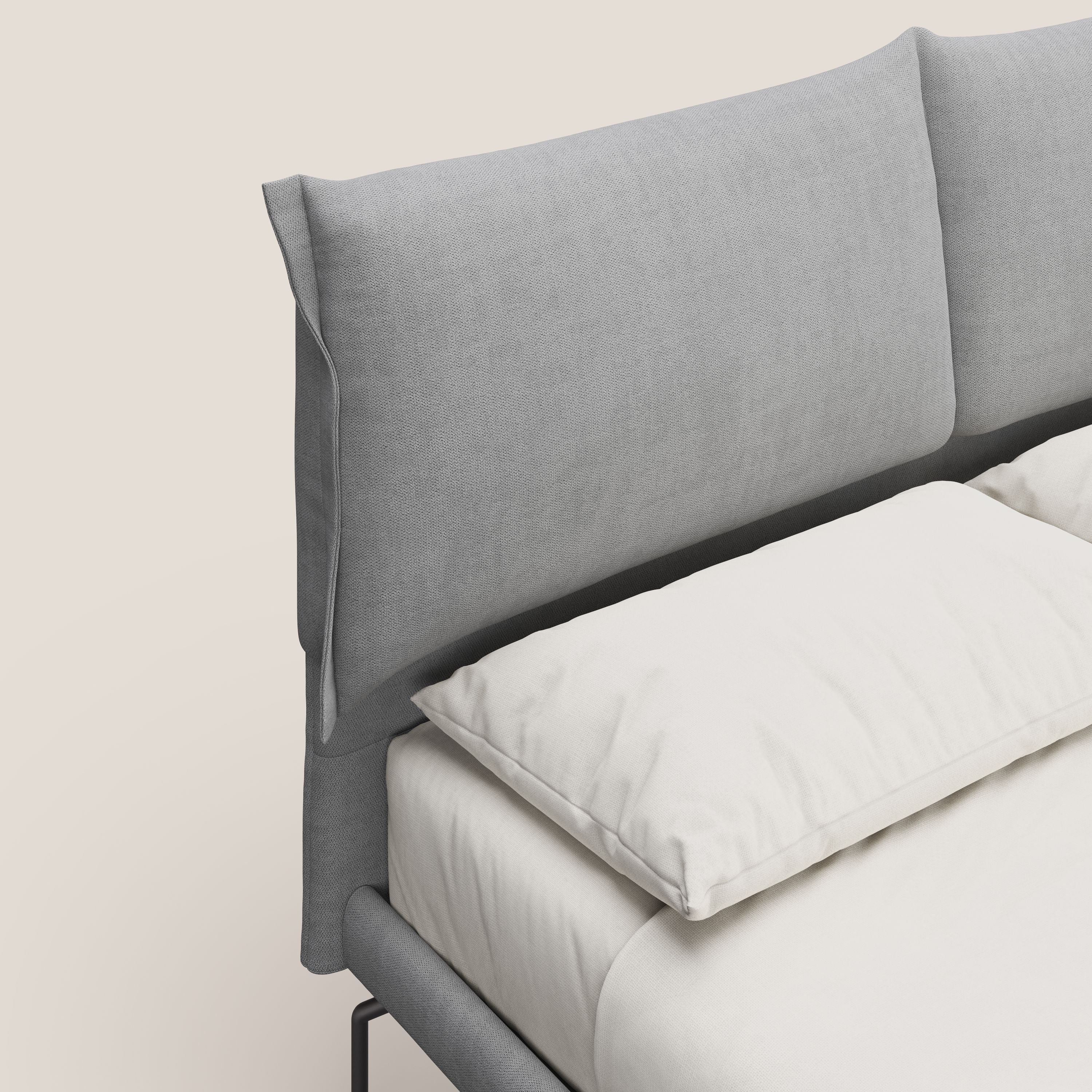 Bice letto imbottito con cuscini e piedi alti in metallo in tessuto impermeabile T02 grigio chiaro - divani.store