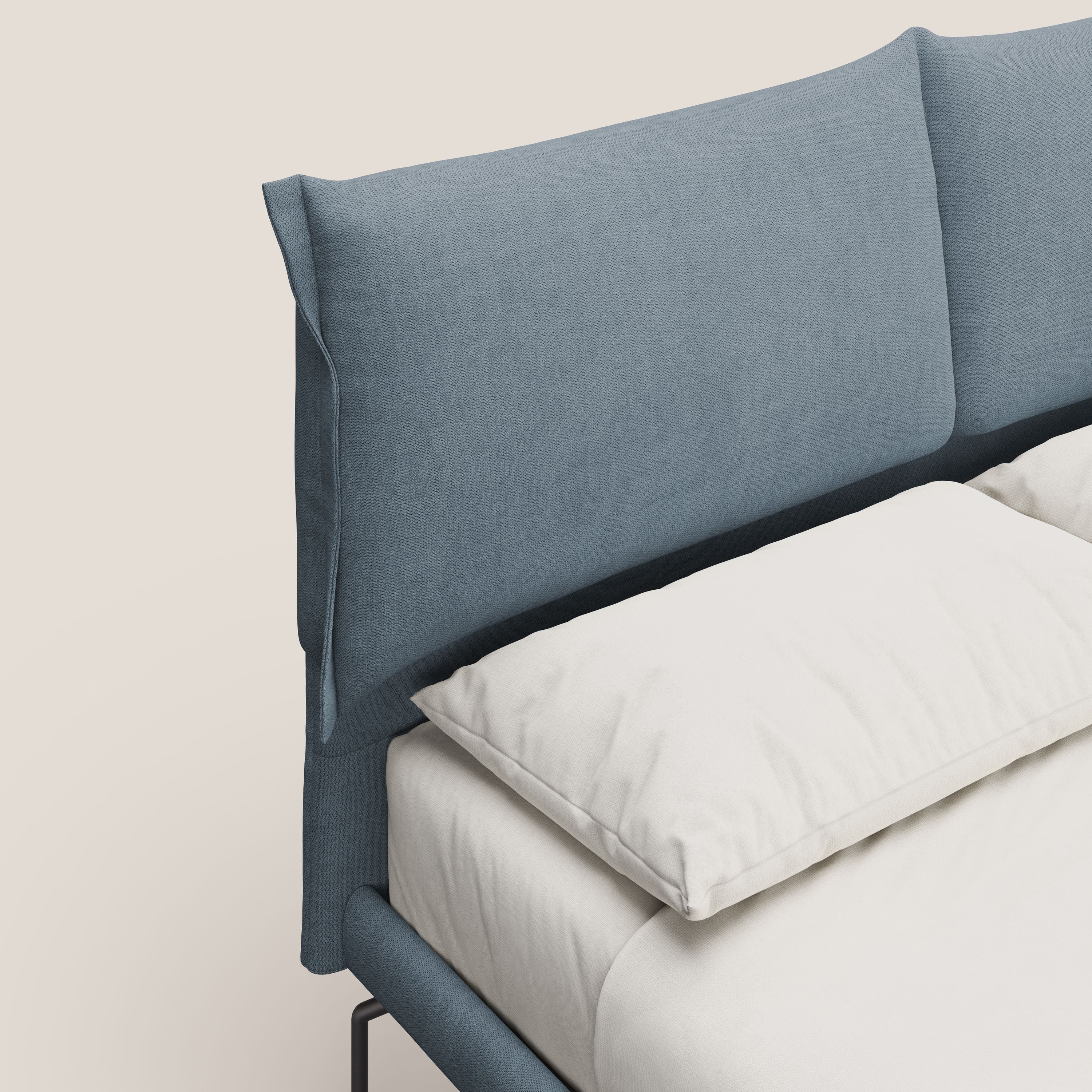 Bice letto imbottito con cuscini e piedi alti in metallo in tessuto impermeabile T02 carta da zucchero - divani.store