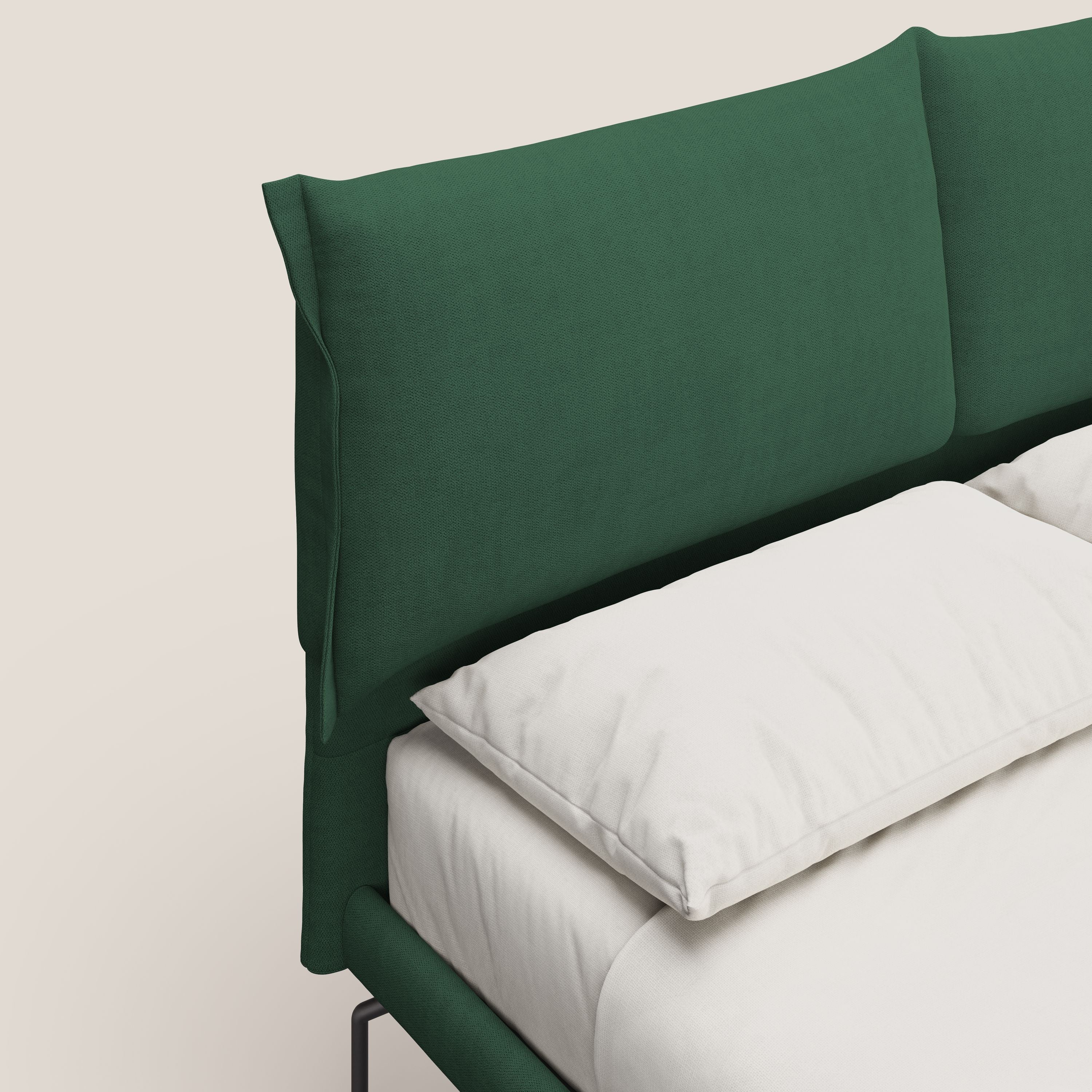 Bice letto imbottito con cuscini e piedi alti in metallo in tessuto impermeabile T02 verde - divani.store