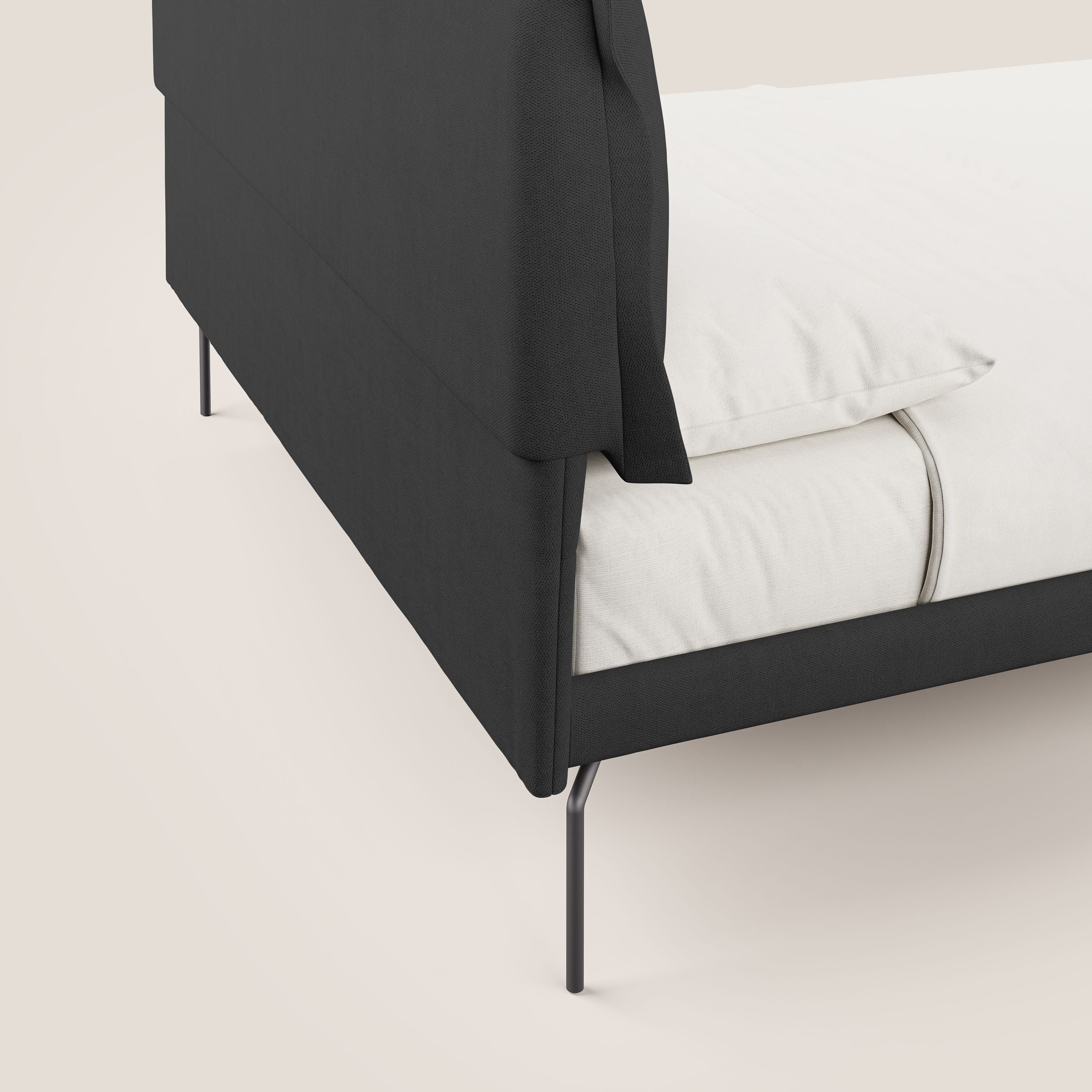 Bice letto imbottito con cuscini e piedi alti in metallo in tessuto impermeabile T02 nero - divani.store