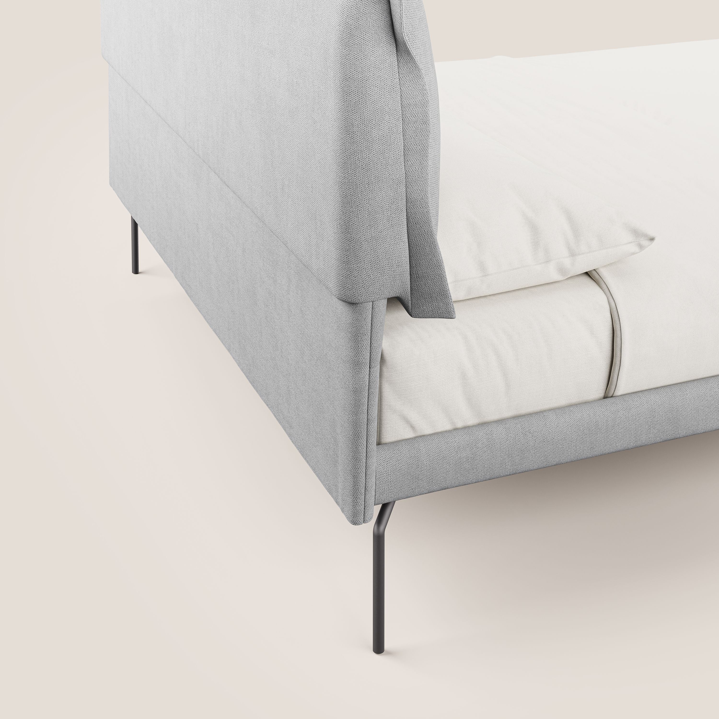 Bice letto imbottito con cuscini e piedi alti in metallo in tessuto impermeabile T02 grigio chiaro - divani.store