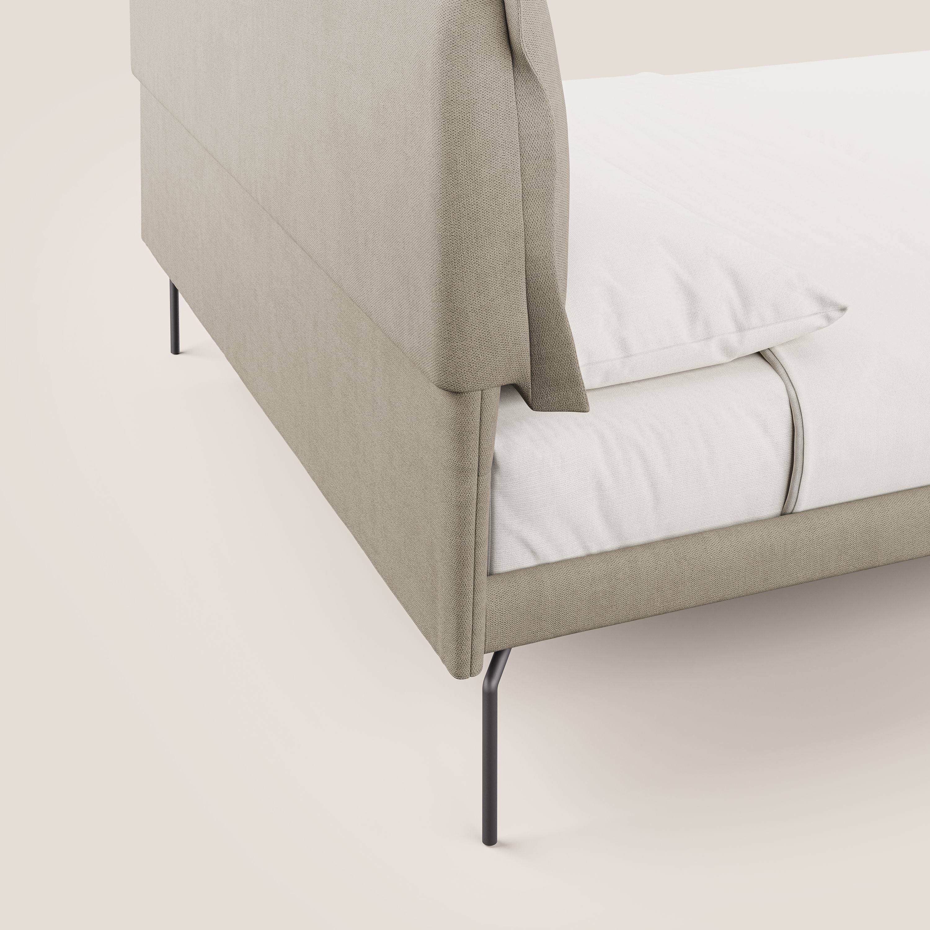 Bice letto imbottito con cuscini e piedi alti in metallo in tessuto impermeabile T02 beige - divani.store