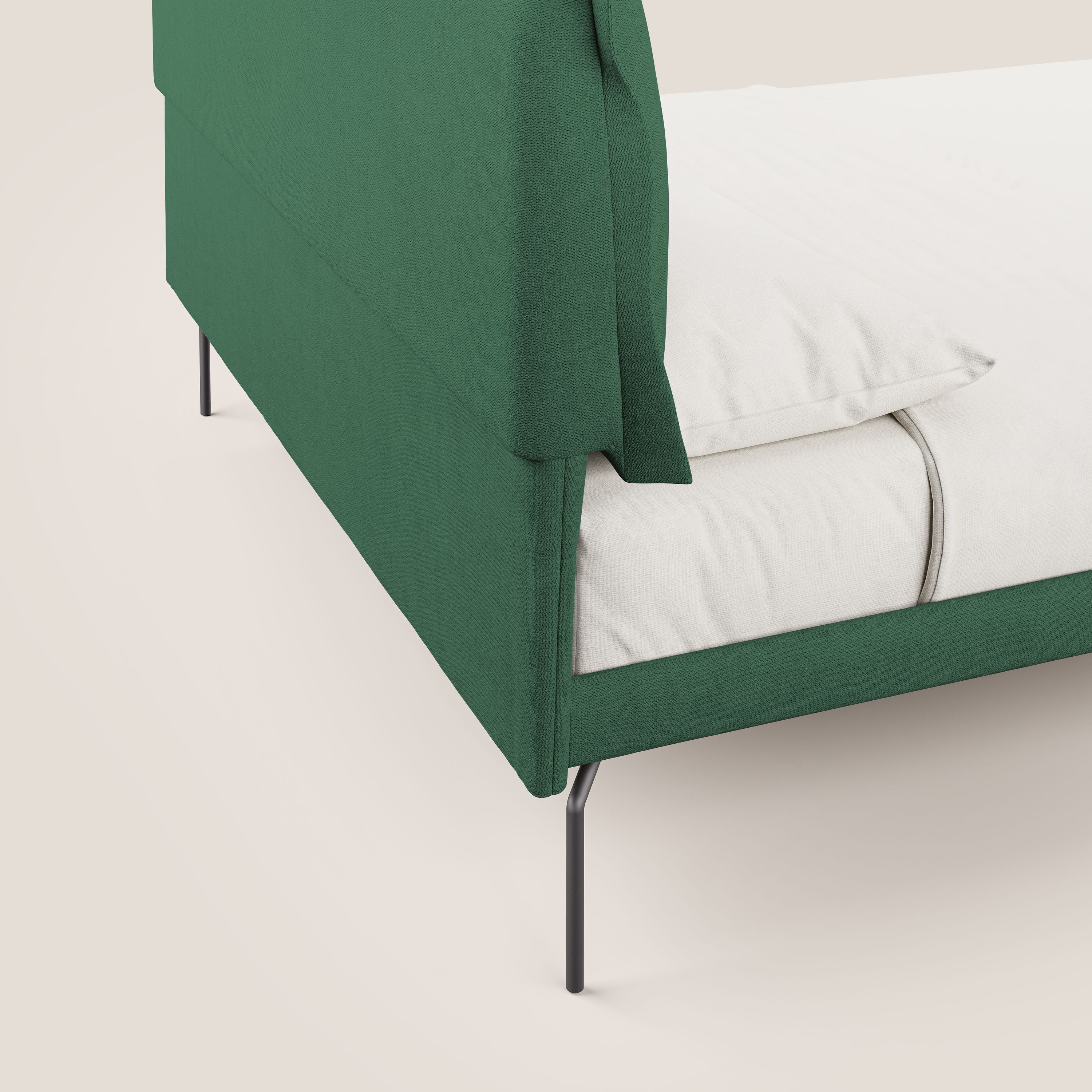 Bice letto imbottito con cuscini e piedi alti in metallo in tessuto impermeabile T02 verde - divani.store