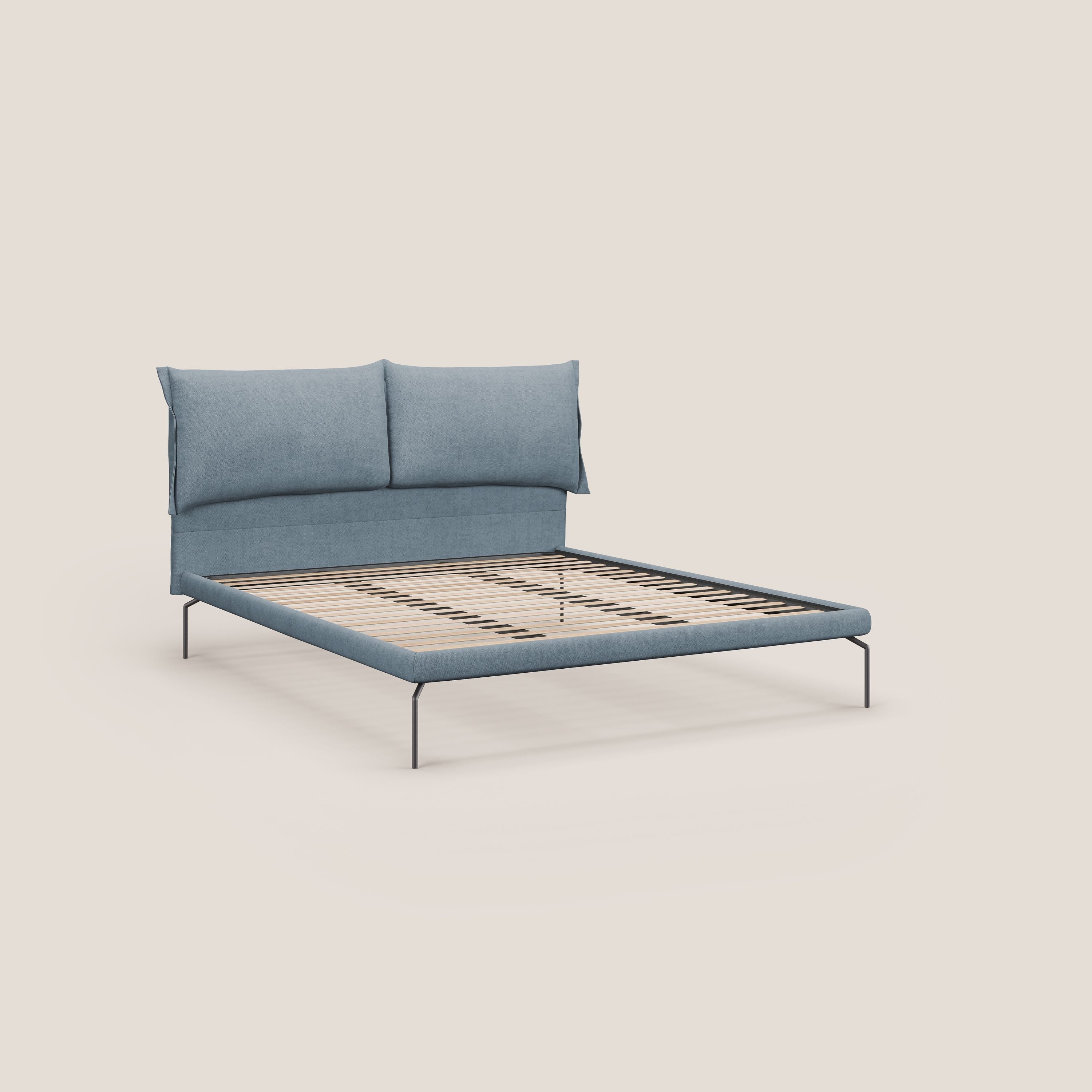 Bice letto imbottito con cuscini e piedi alti in metallo in tessuto impermeabile T02 carta da zucchero - divani.store