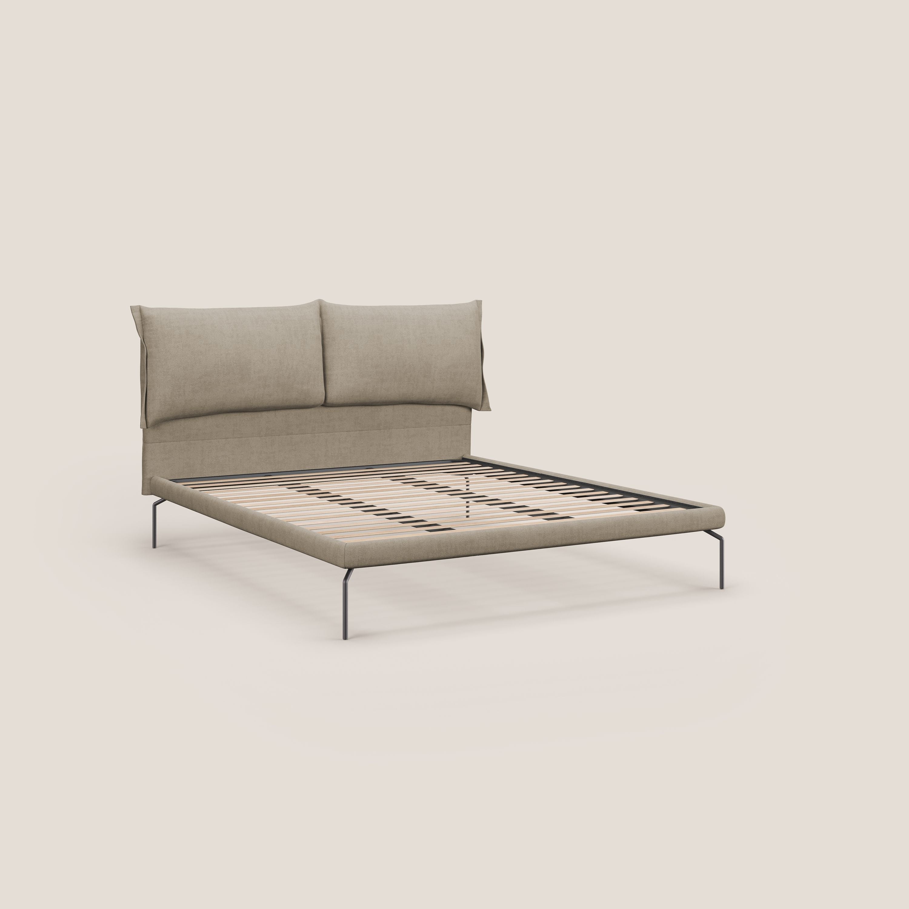 Bice letto imbottito con cuscini e piedi alti in metallo in tessuto impermeabile T02 beige - divani.store