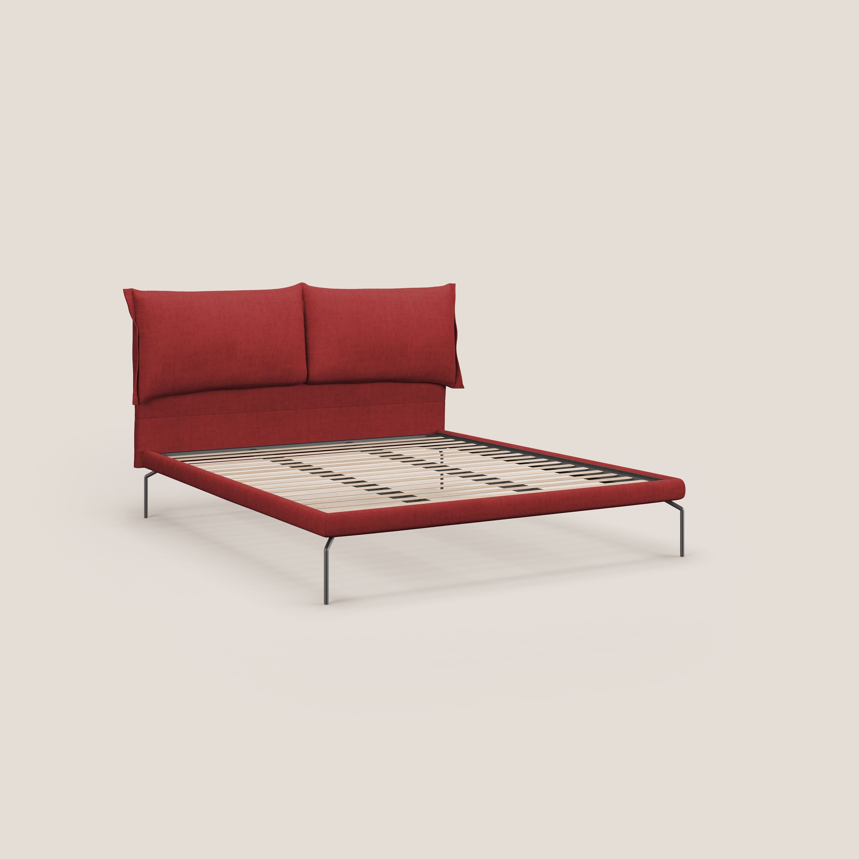 Bice letto imbottito con cuscini e piedi alti in metallo in tessuto impermeabile T02 rosso - divani.store