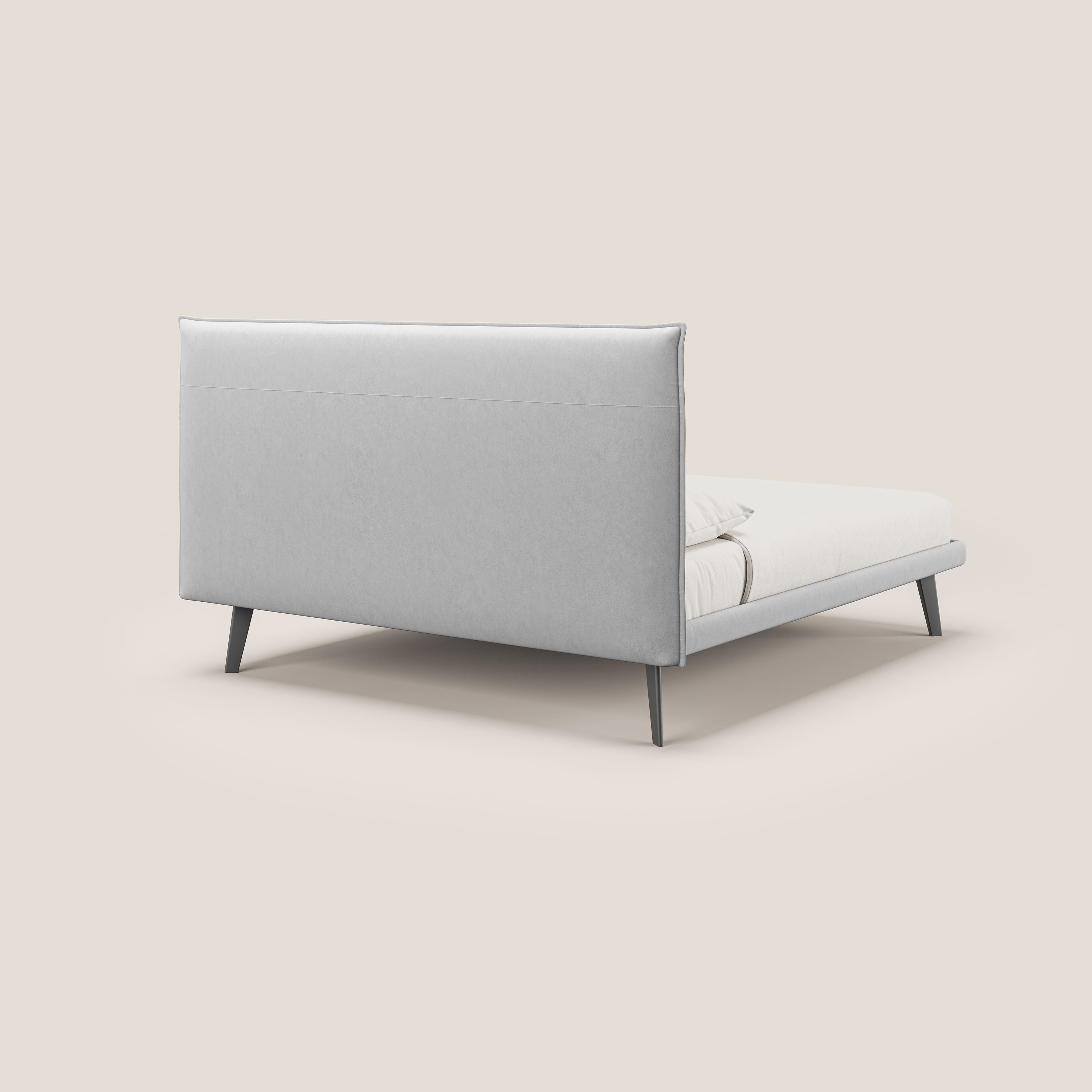 Brigitte letto con testata trapuntata piedi alti in mogano e tessuto impermeabile T09 grigio chiaro - divani.store