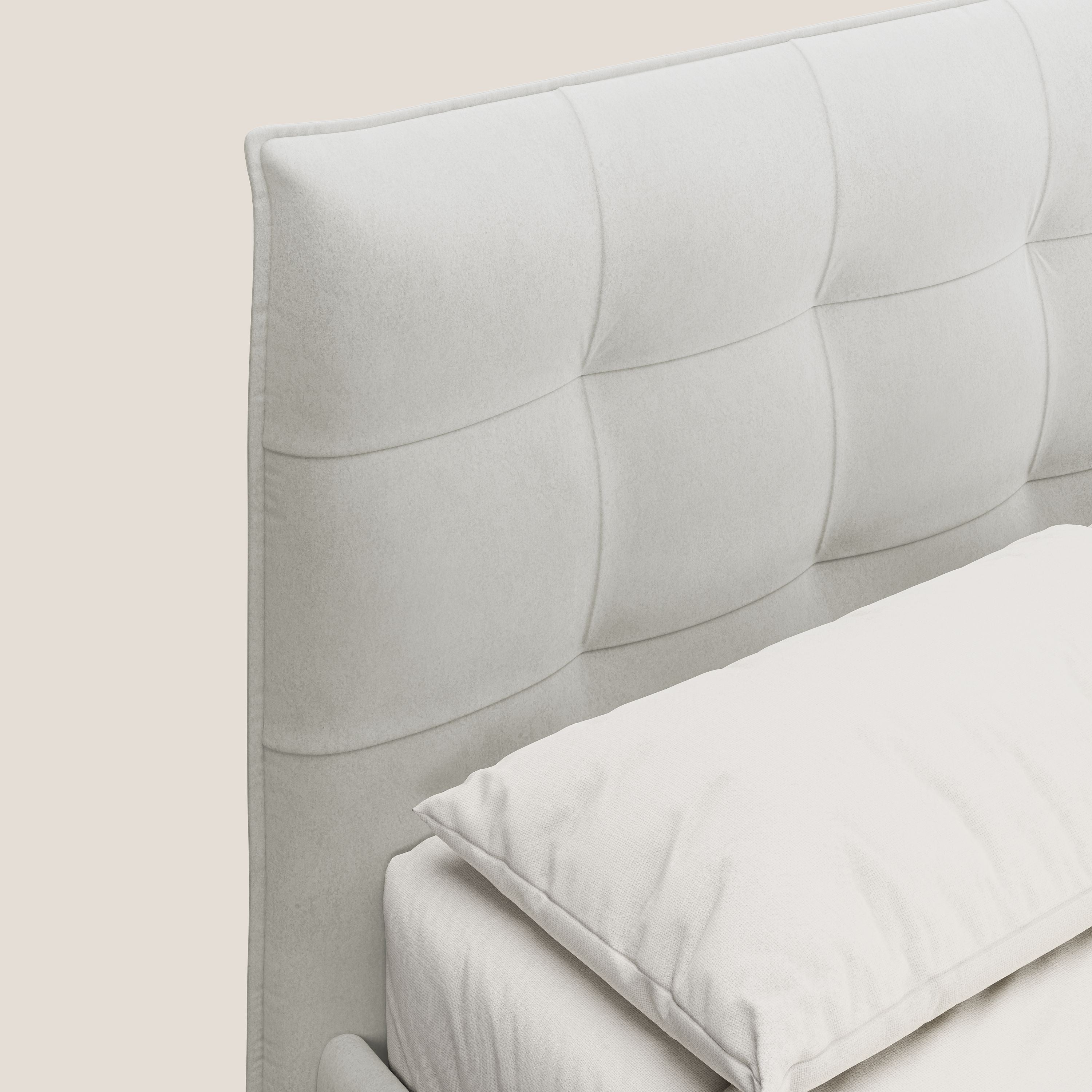 Brigitte letto con testata trapuntata piedi alti in mogano e tessuto impermeabile T09 panna - divani.store