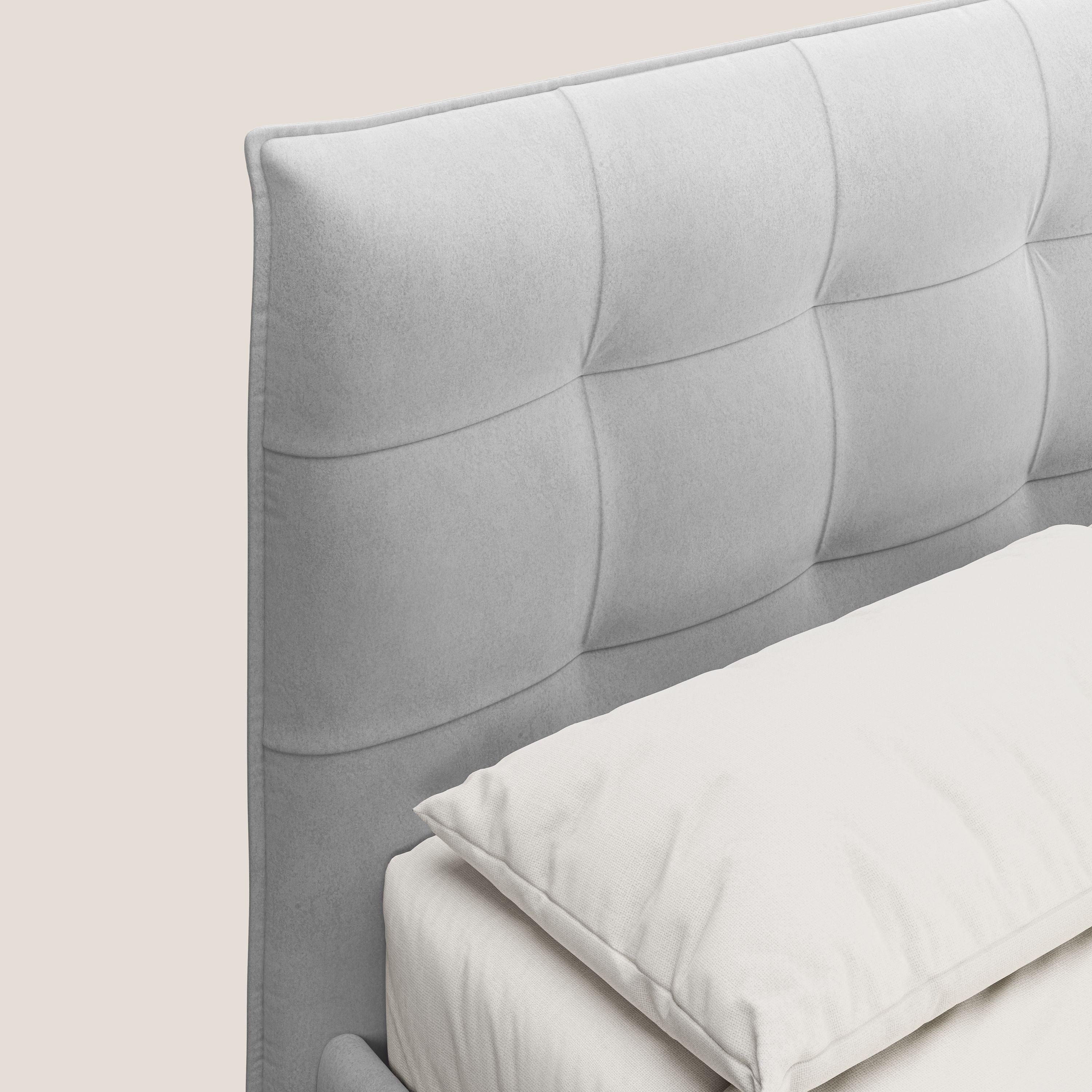 Brigitte letto con testata trapuntata piedi alti in mogano e tessuto impermeabile T09 grigio chiaro - divani.store