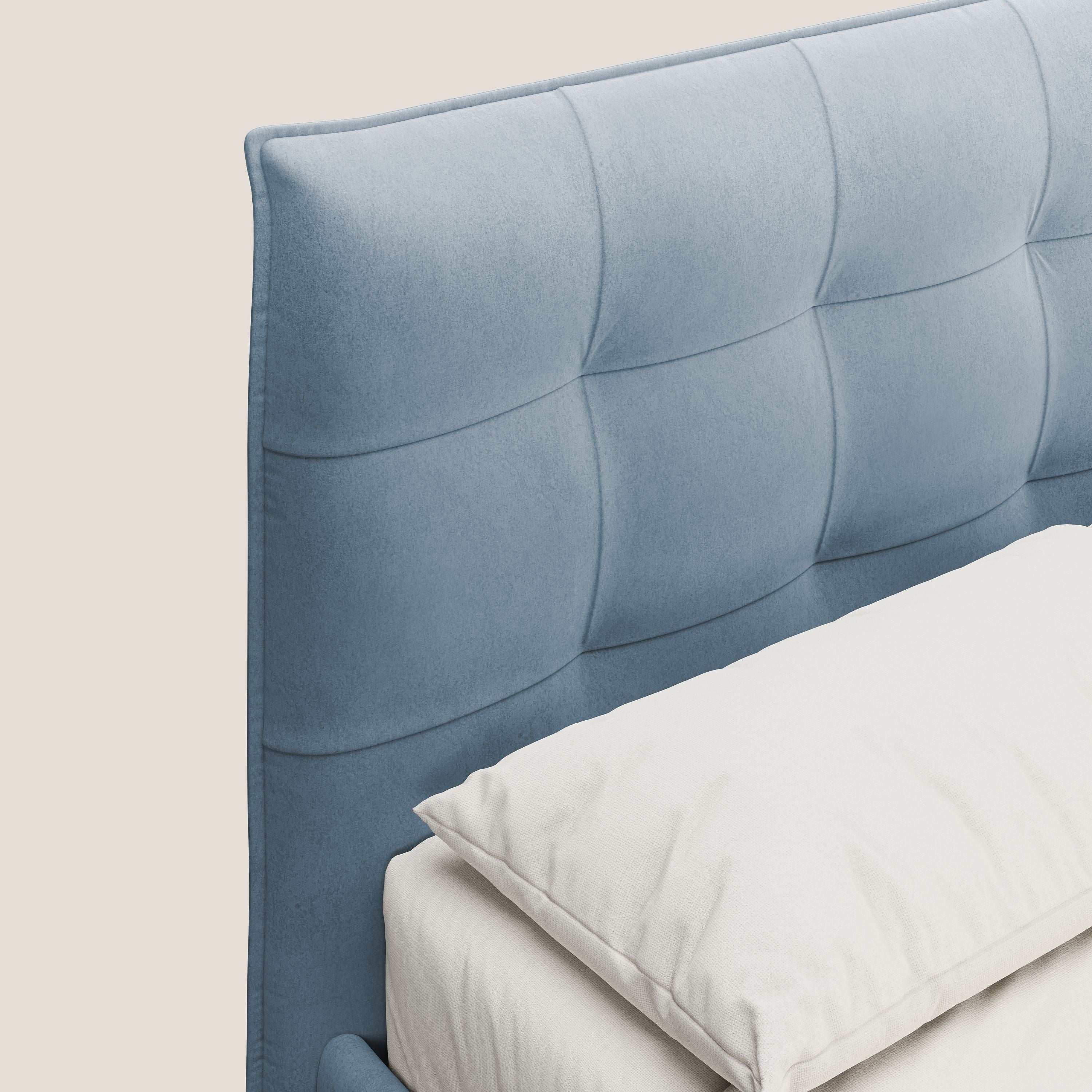 Brigitte letto con testata trapuntata piedi alti in mogano e tessuto impermeabile T09 carta da zucchero - divani.store