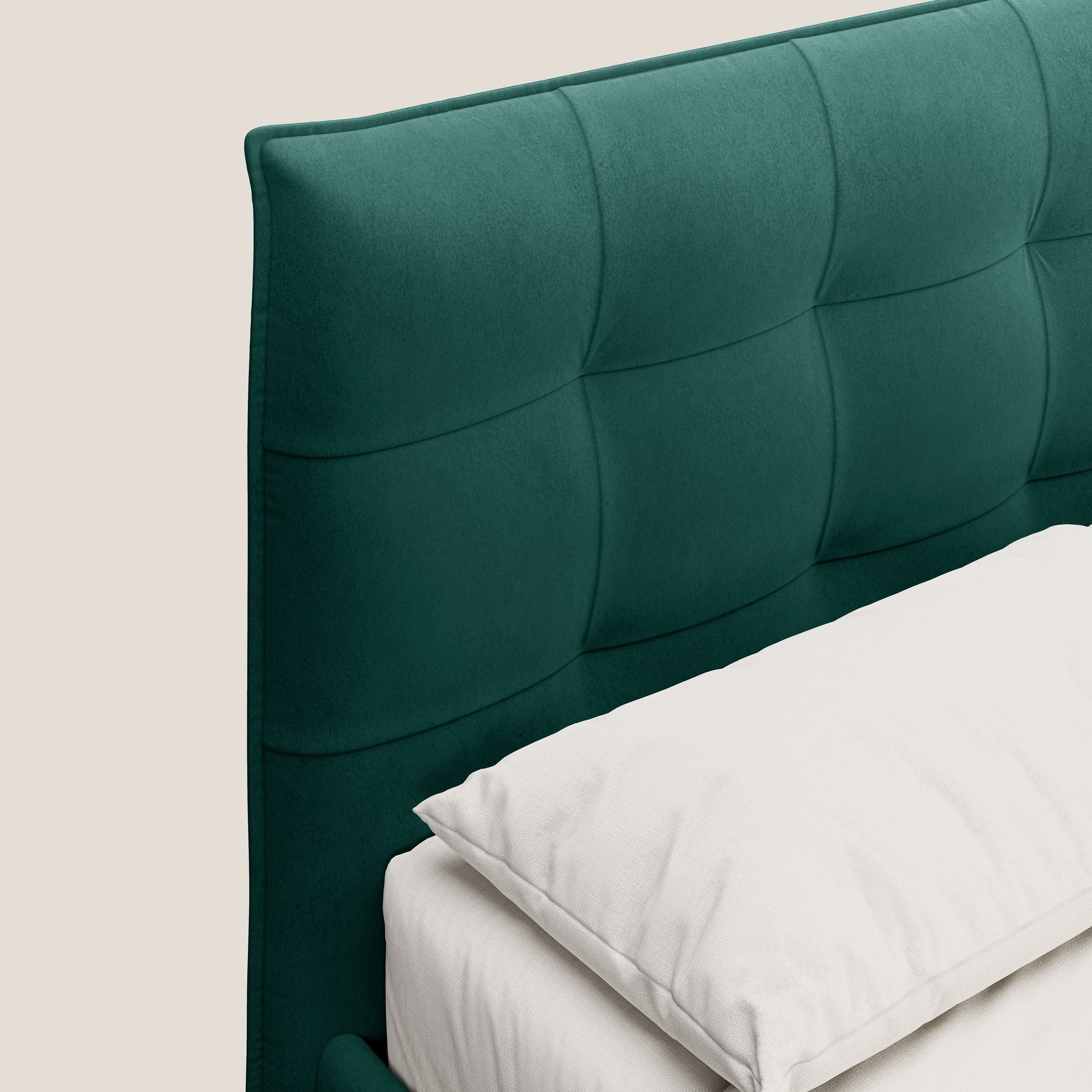 Brigitte letto con testata trapuntata piedi alti in mogano e tessuto impermeabile T09 verde - divani.store