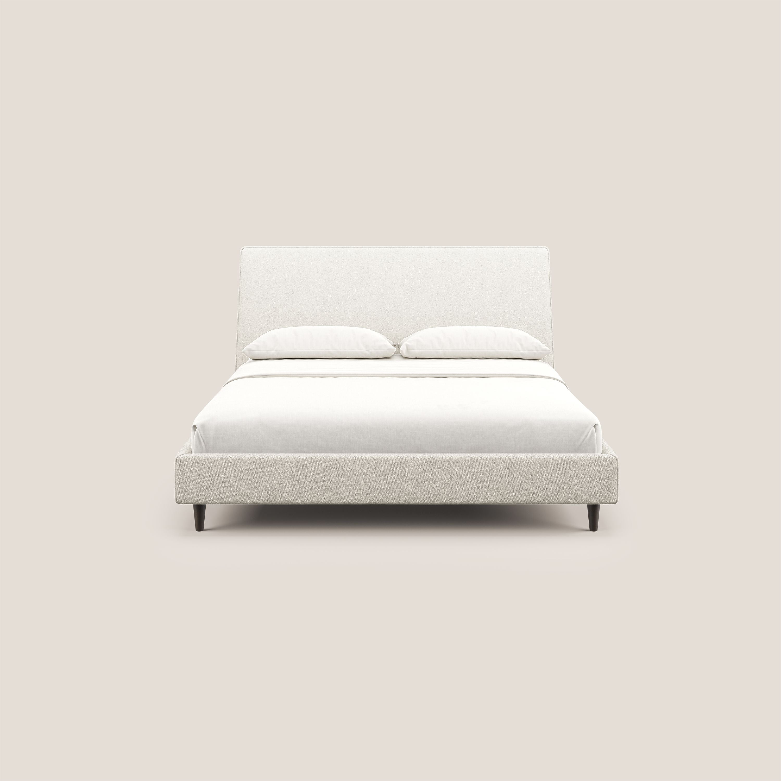 Dorotea letto imbottito con piedi in legno in morbido bouclé impermeabile T07 bianco - divani.store