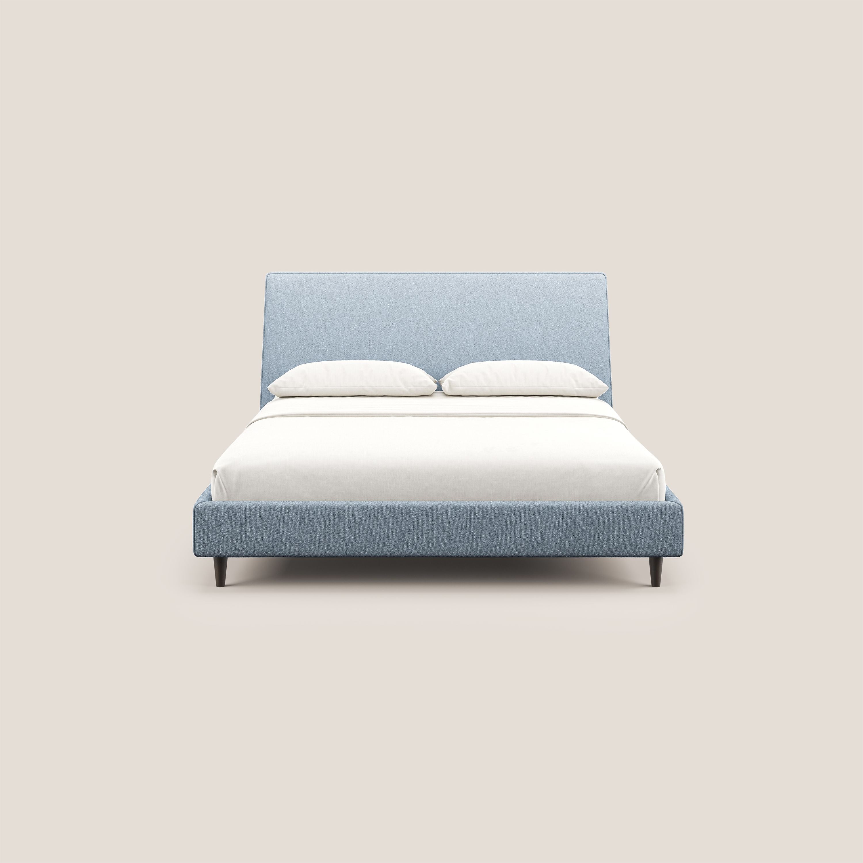 Dorotea letto imbottito con piedi in legno in morbido bouclé impermeabile T07 carta da zucchero - divani.store