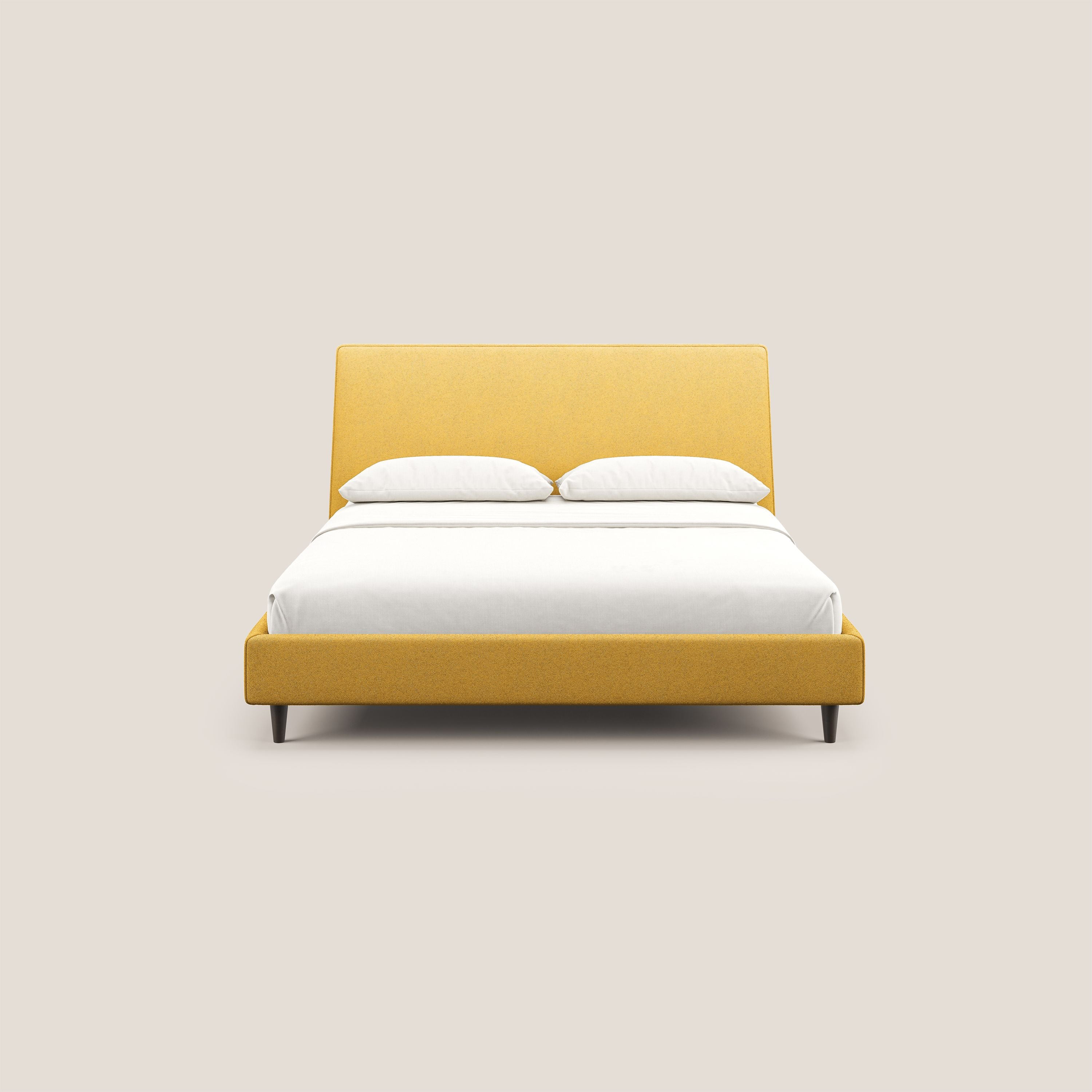 Dorotea letto imbottito con piedi in legno in morbido bouclé impermeabile T07 giallo - divani.store
