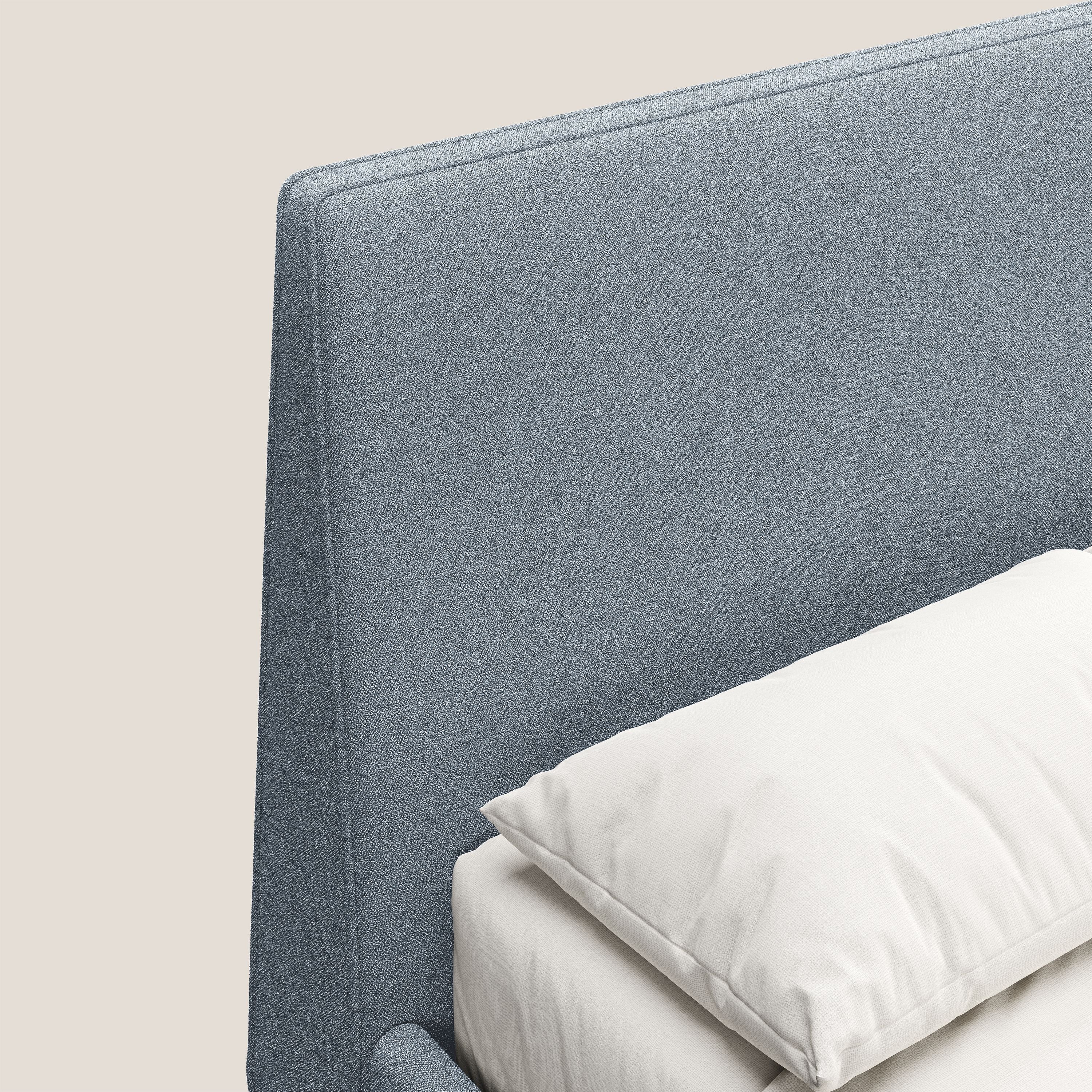 Dorotea letto imbottito con piedi in legno in morbido bouclé impermeabile T07 carta da zucchero - divani.store