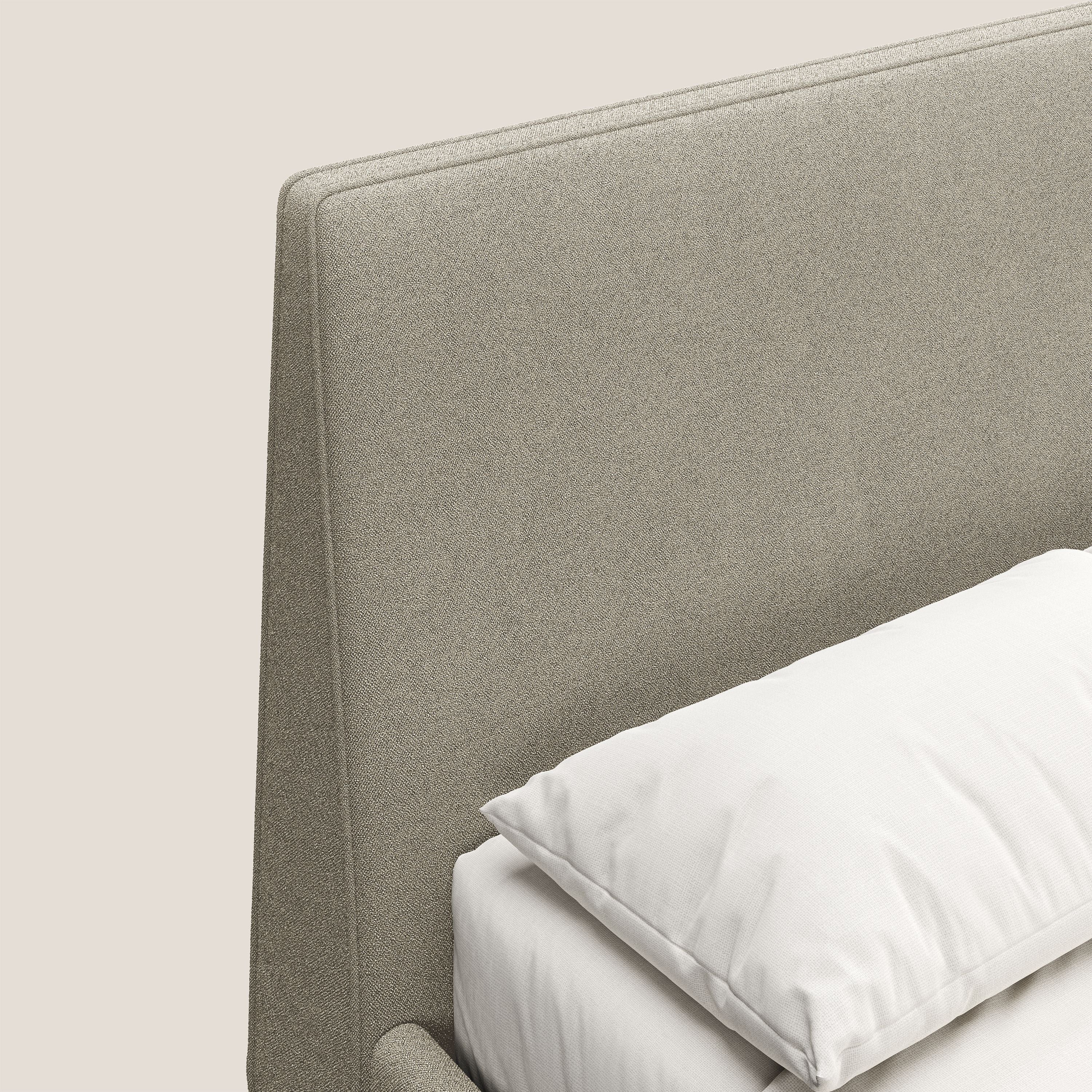 Dorotea letto imbottito con piedi in legno in morbido bouclé impermeabile T07 beige - divani.store