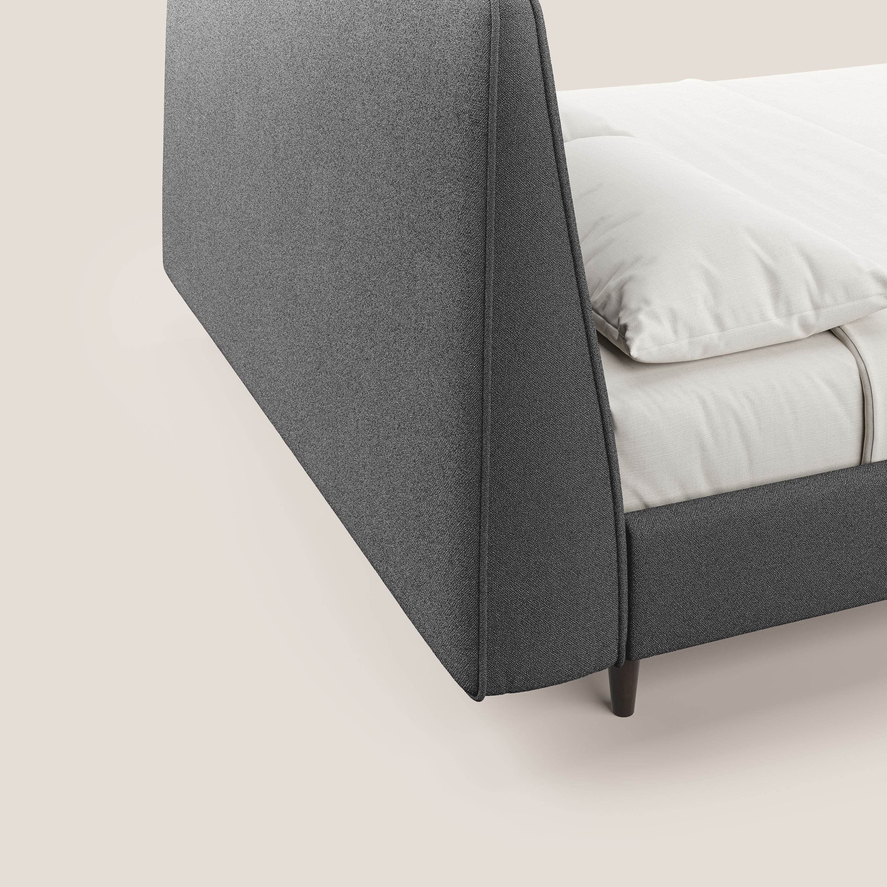Dorotea letto imbottito con piedi in legno in morbido bouclé impermeabile T07 antracite - divani.store
